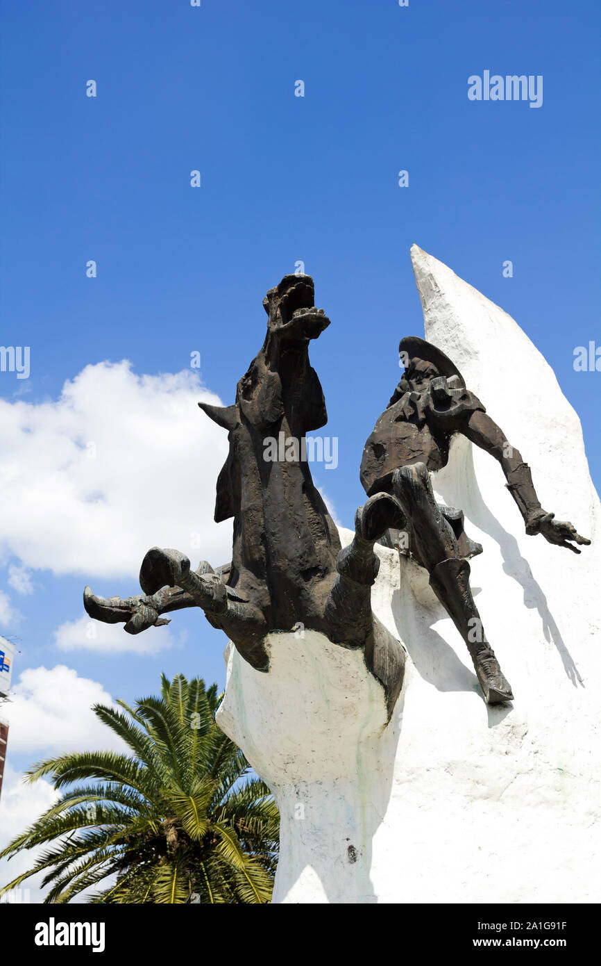 Statue von Don Quijote De La Mancha und Rocinante, von Miguel de Cervantes, auf der Avenida 9 de Julio in Buenos Aires, Argentinien. Stockfoto