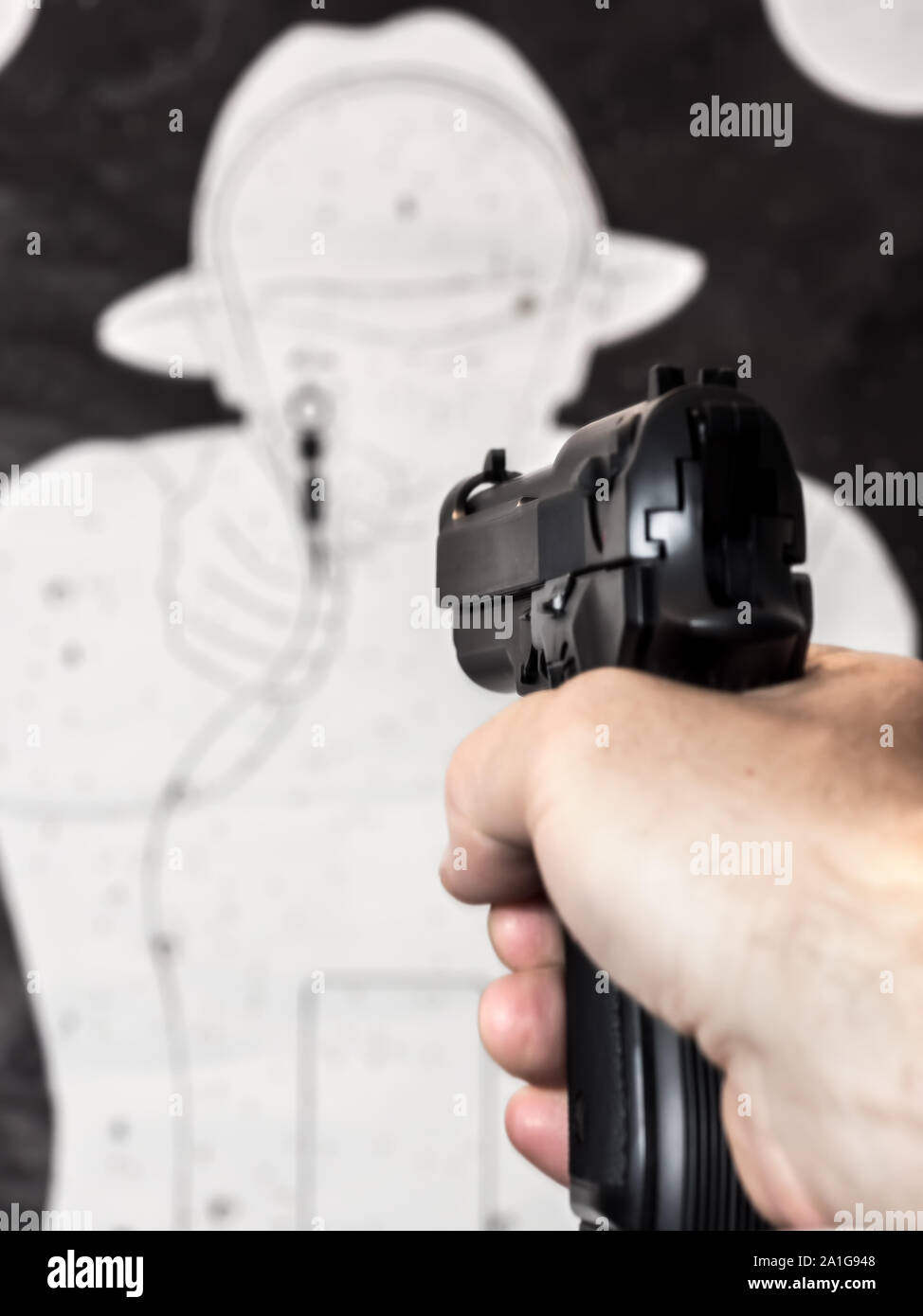 Nahaufnahme der Hand Mann mit Pistole auf das Papier silhouette Ziel Ziel Stockfoto
