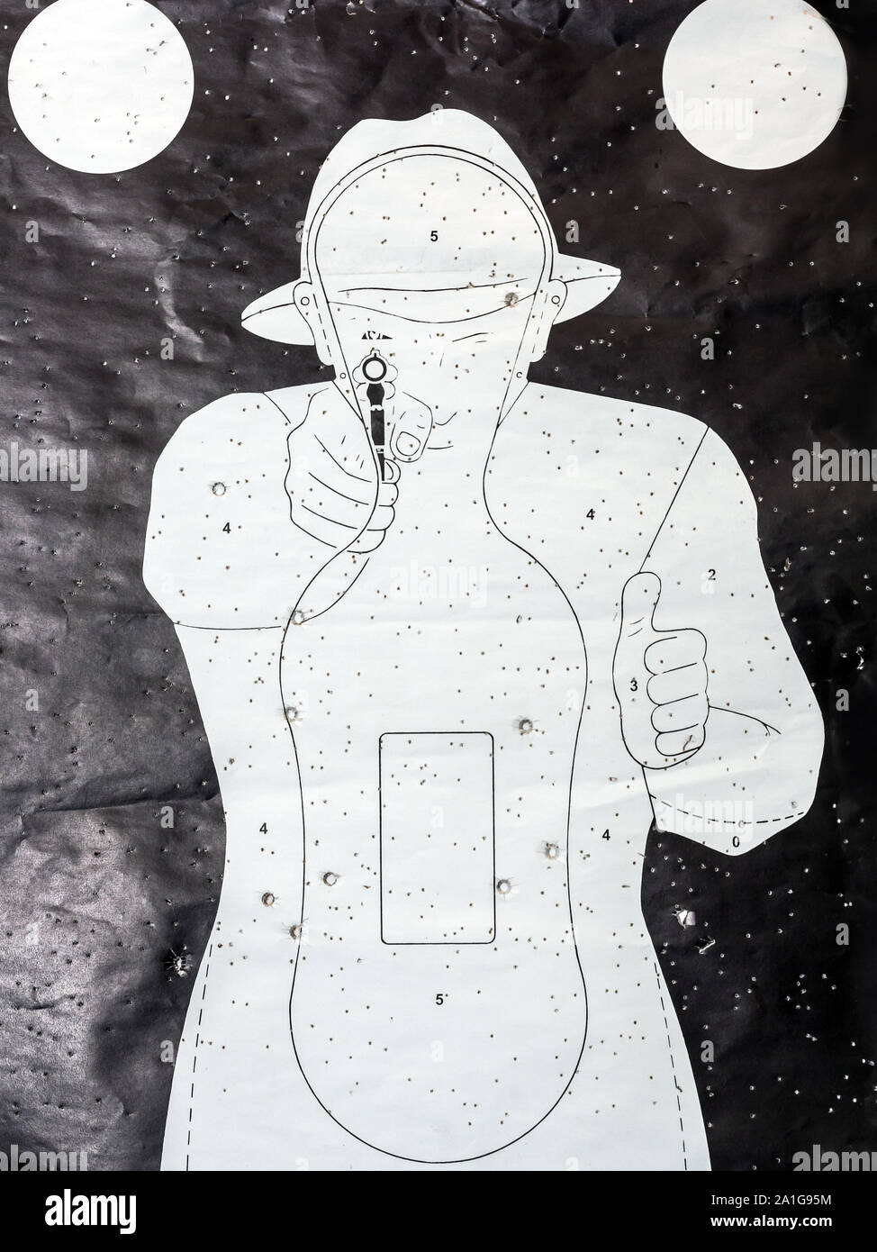 Papier silhouette Target Shooting mit viel bullet hits Stockfoto