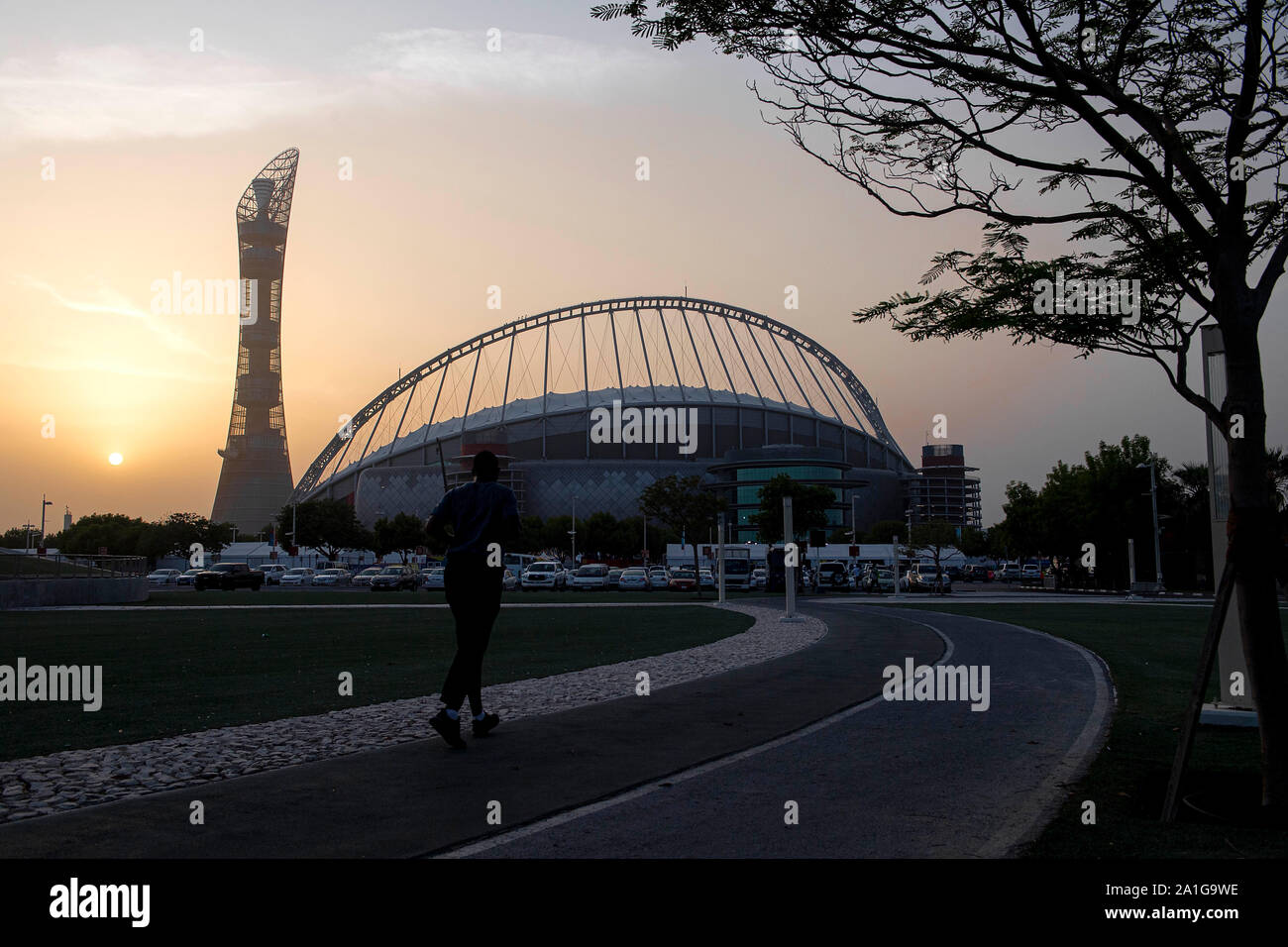 Doha, Katar. 26 Sep, 2019. Ein Jogger vor der Khalifa International Stadium in die Aspire Zone, Doha Sports City, Abendstimmung am 26.09.2019 Leichtathletik WM 2019 in Doha/Katar, vom 27.09. - 10.10.2019. | Verwendung der weltweiten Kredit: dpa/Alamy leben Nachrichten Stockfoto