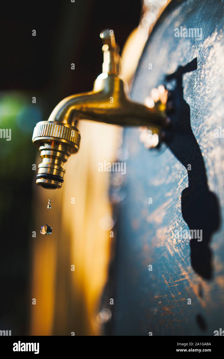 Messing das Wasserventil und die Wassertropfen Stockfoto