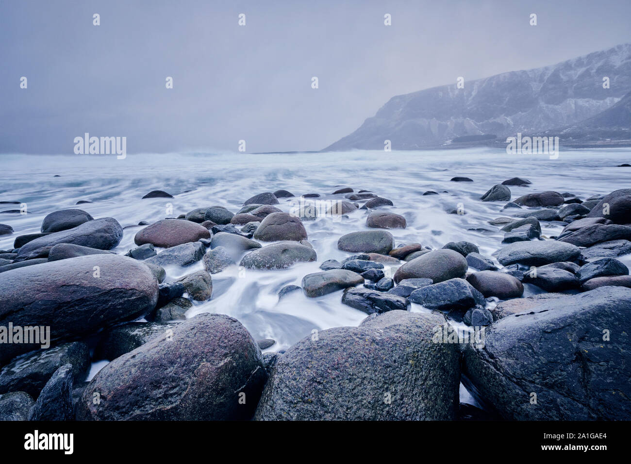 Wellen der Norwegischen See schwankende auf Stein Felsen. Lange Belichtung Stockfoto