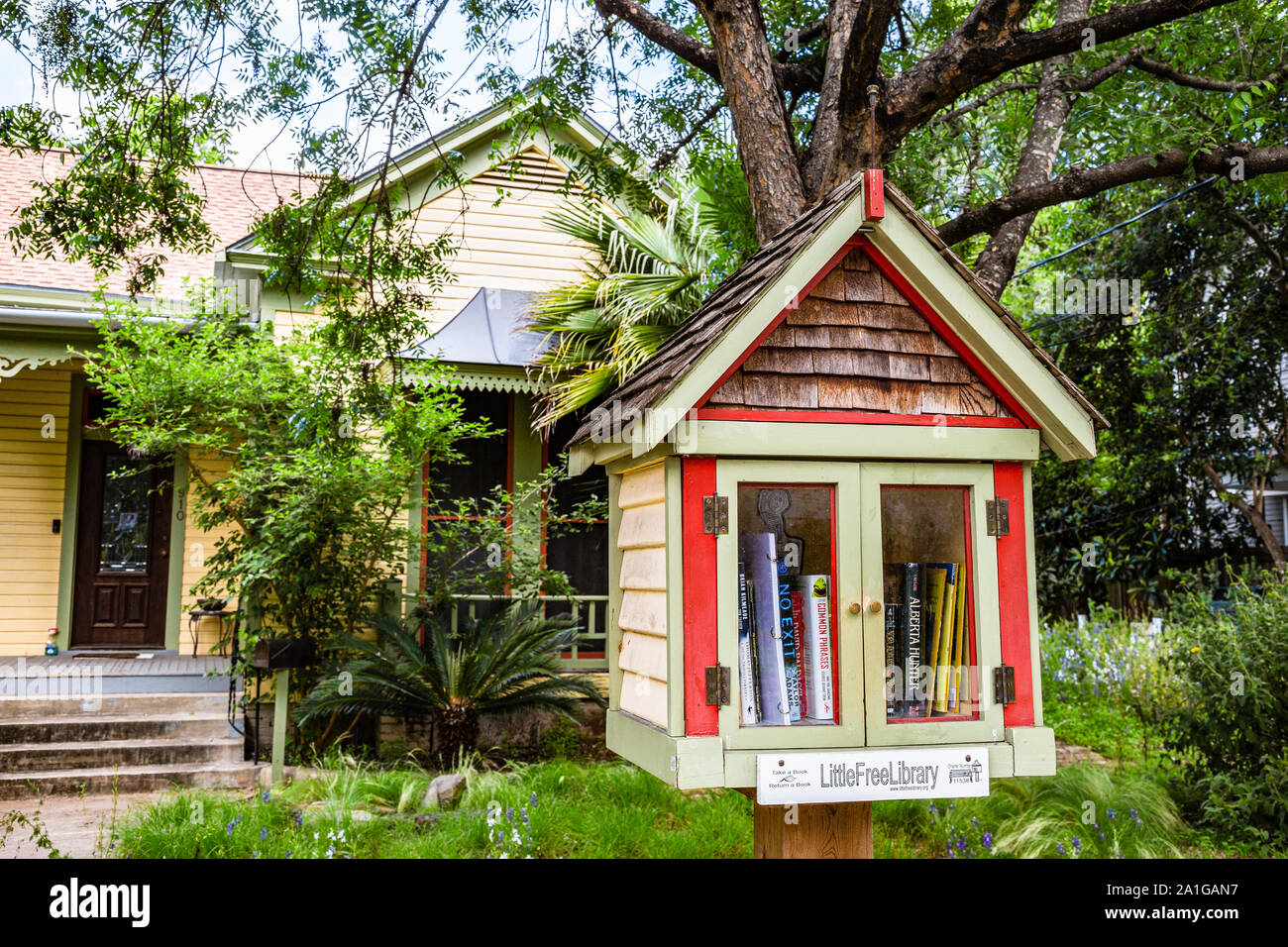 Kleine Bibliothek im kleinen Haus Stockfoto