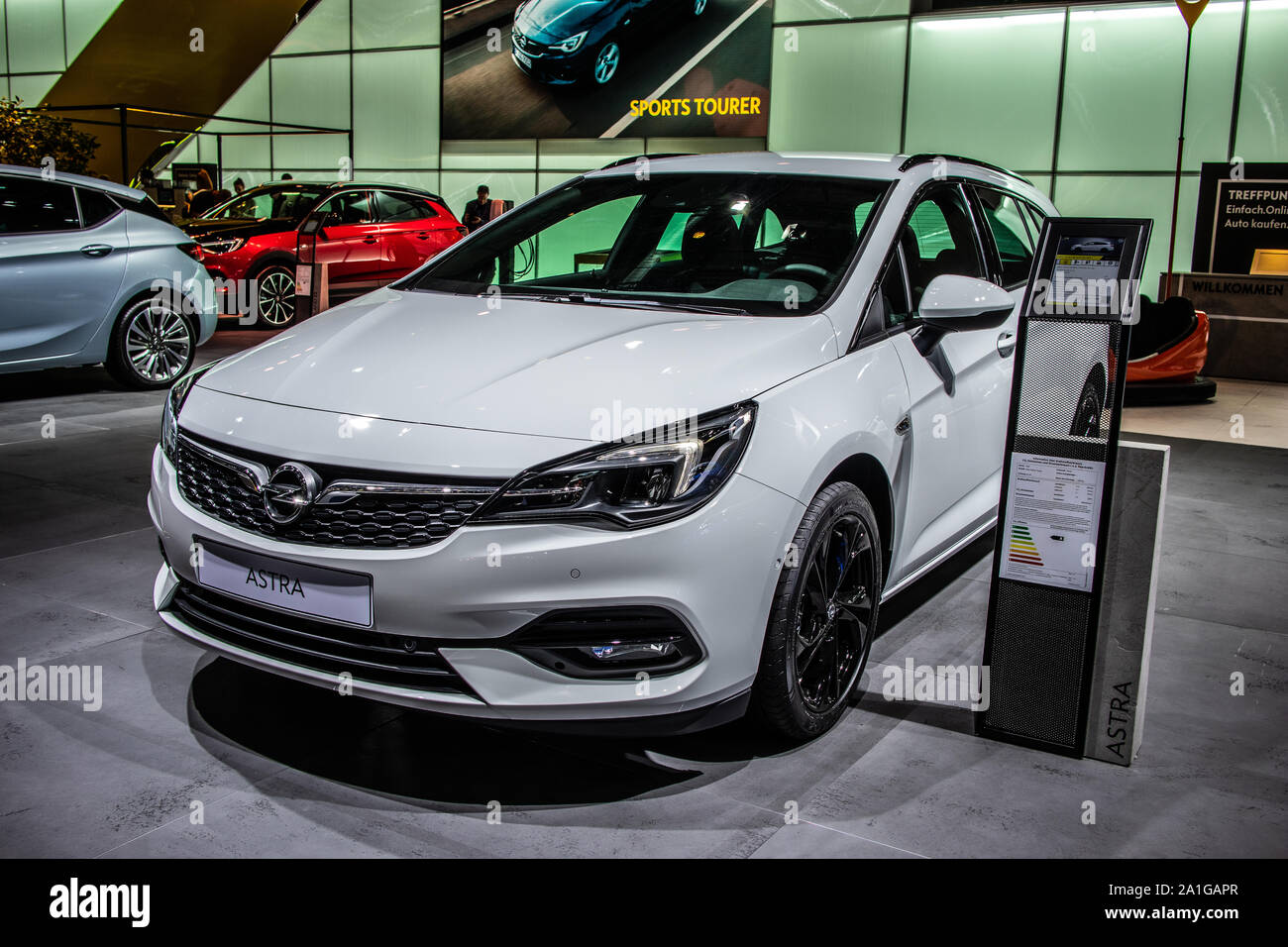 Frankfurt am Main, Deutschland, 19.09.2019: OPEL ASTRA auf der IAA, Astra K, kompakte kleine Familie Auto hergestellt von Opel Stockfoto