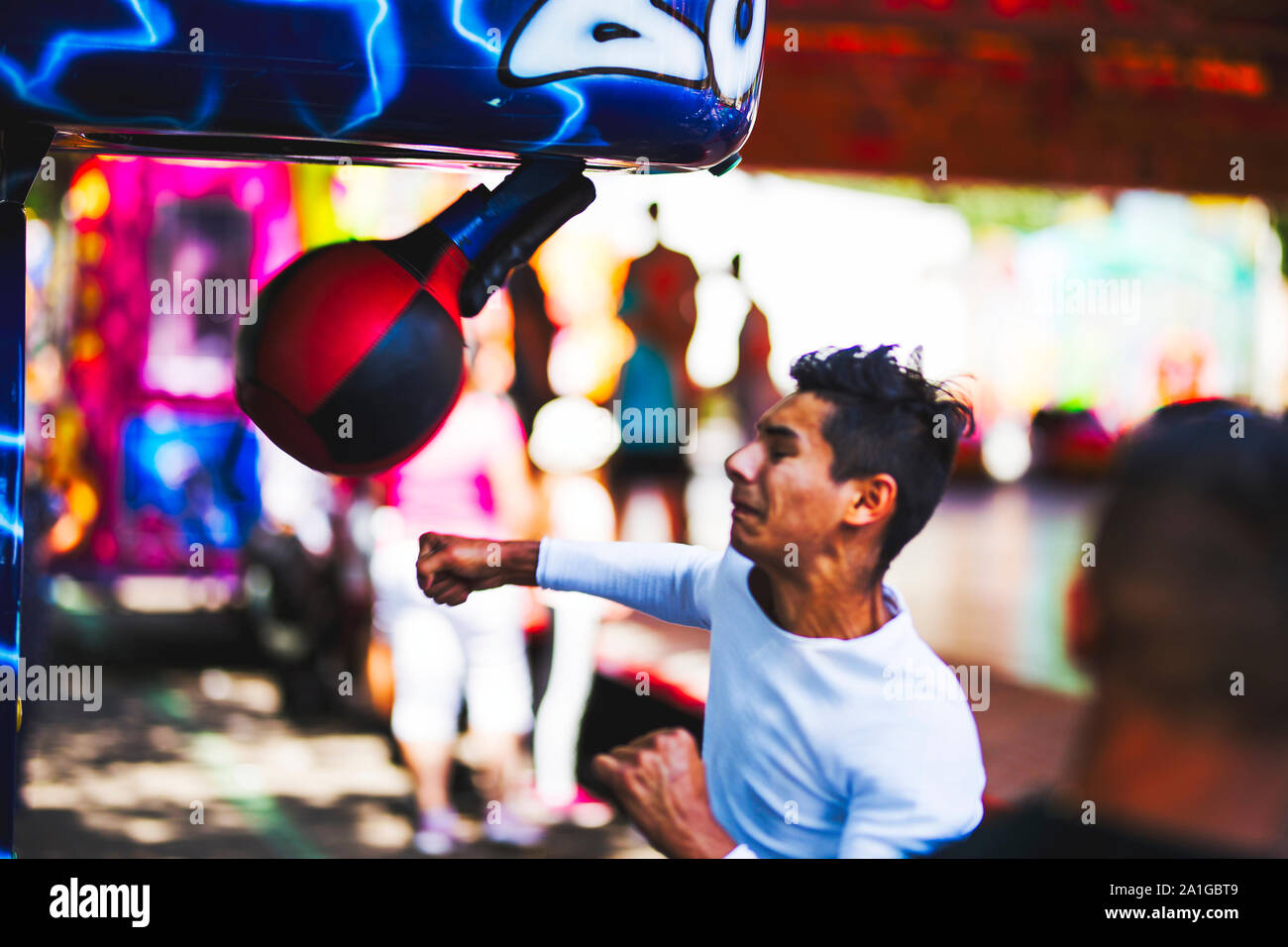 Junge versuchen Boxing Stockfoto