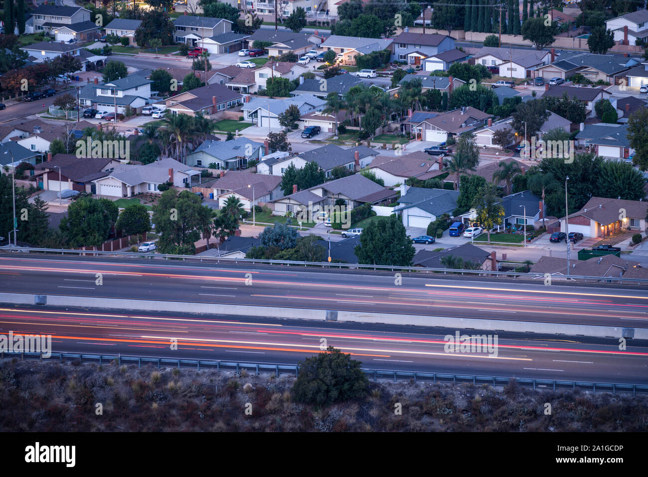 Predawn Ansicht von Suburban homes und Pendler Autobahn Verkehr in der Nähe von Los Angeles in Simi Valley, Kalifornien. Stockfoto