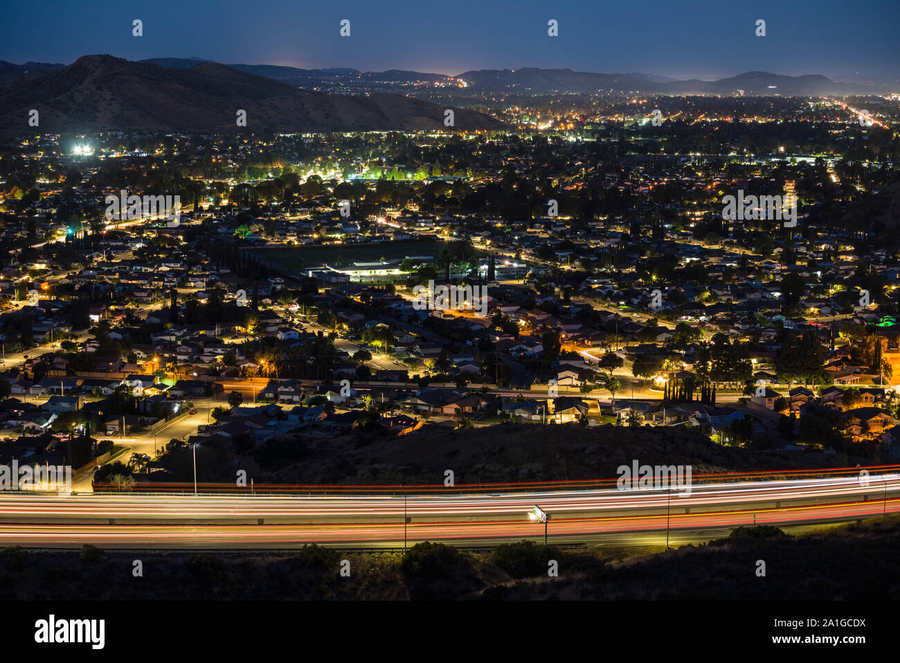 Predawn Nacht Blick von Simi Valley Pendler Autobahn Verkehr und s-Wohnungen in der Nähe von Los Angeles im Ventura County, Kalifornien. Stockfoto
