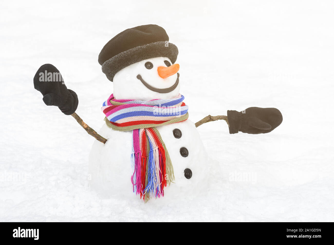Kindheitstraum ist ein Schneemann. Traditionelle winter Charakter mit einem reizenden Lächeln Stockfoto