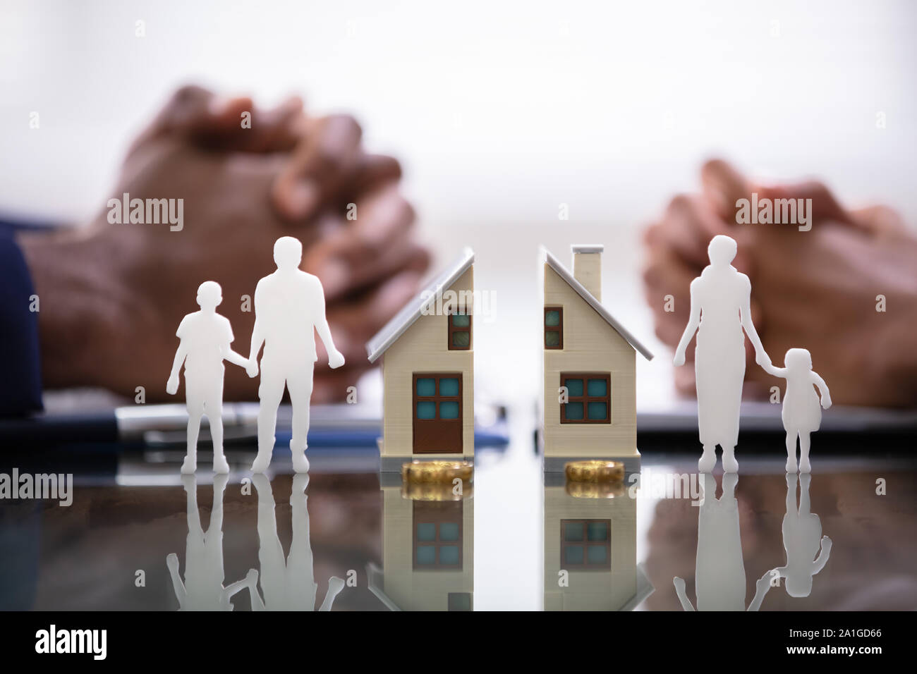 Frau und Mann Splitting Kinder und Haus während der Scheidung Prozess Stockfoto