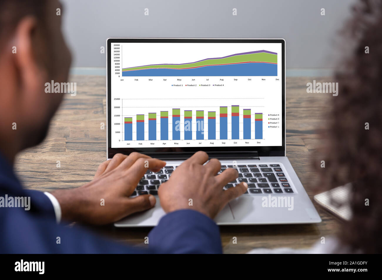 Zwei Geschäftsleute, die Analyse der Graph auf Laptop Stockfoto
