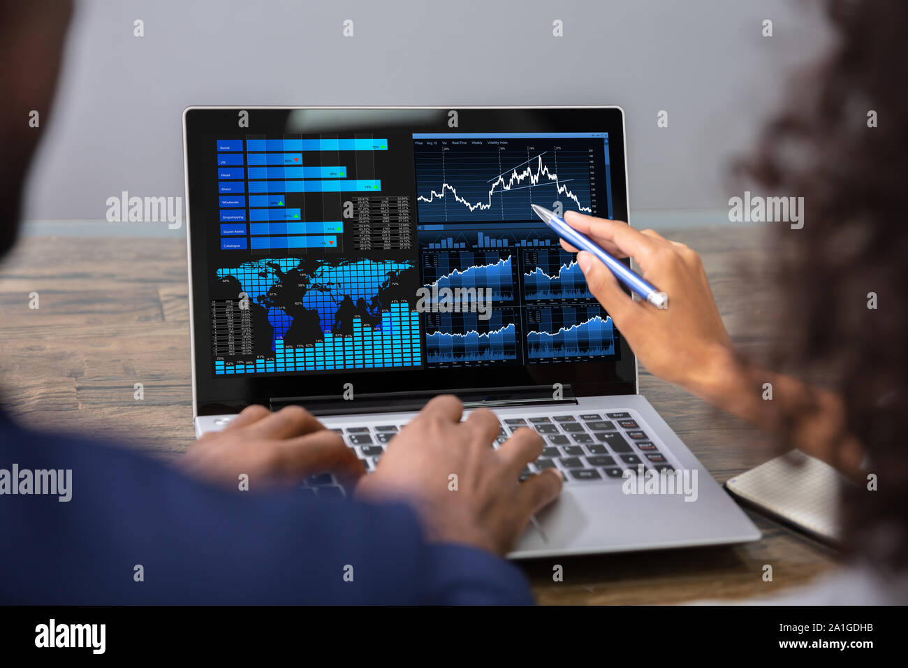 Zwei Geschäftsleute, die Analyse der Graph auf Laptop Stockfoto
