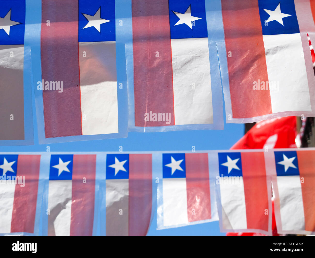 Feier der nationalen Feiertage in Chile. Kleine dekorative Flaggen. Stockfoto