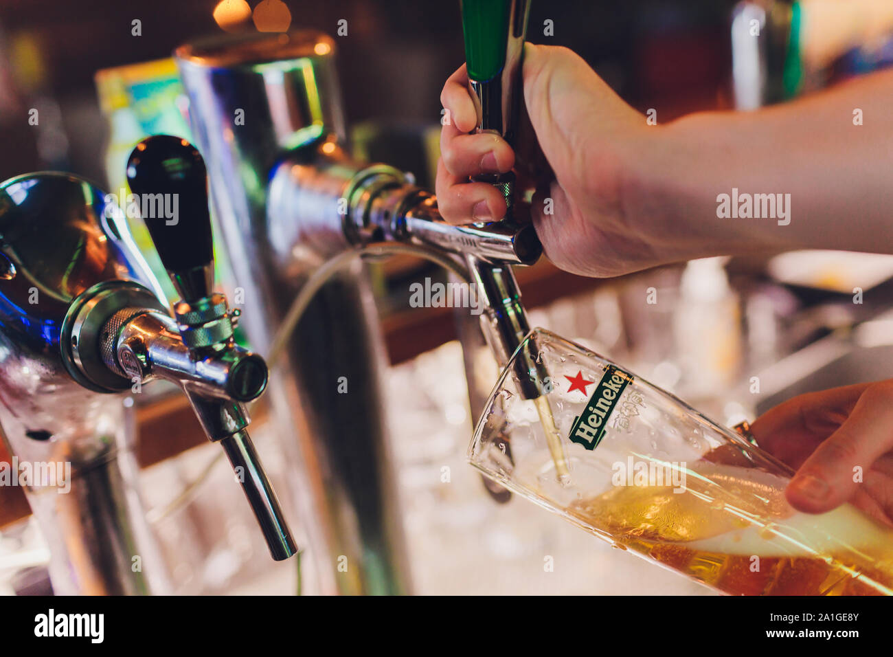 Ufa, Russland, 1. Juli, 2019 Heineken Barkeeper mit Bier in ein Glas Stockfoto