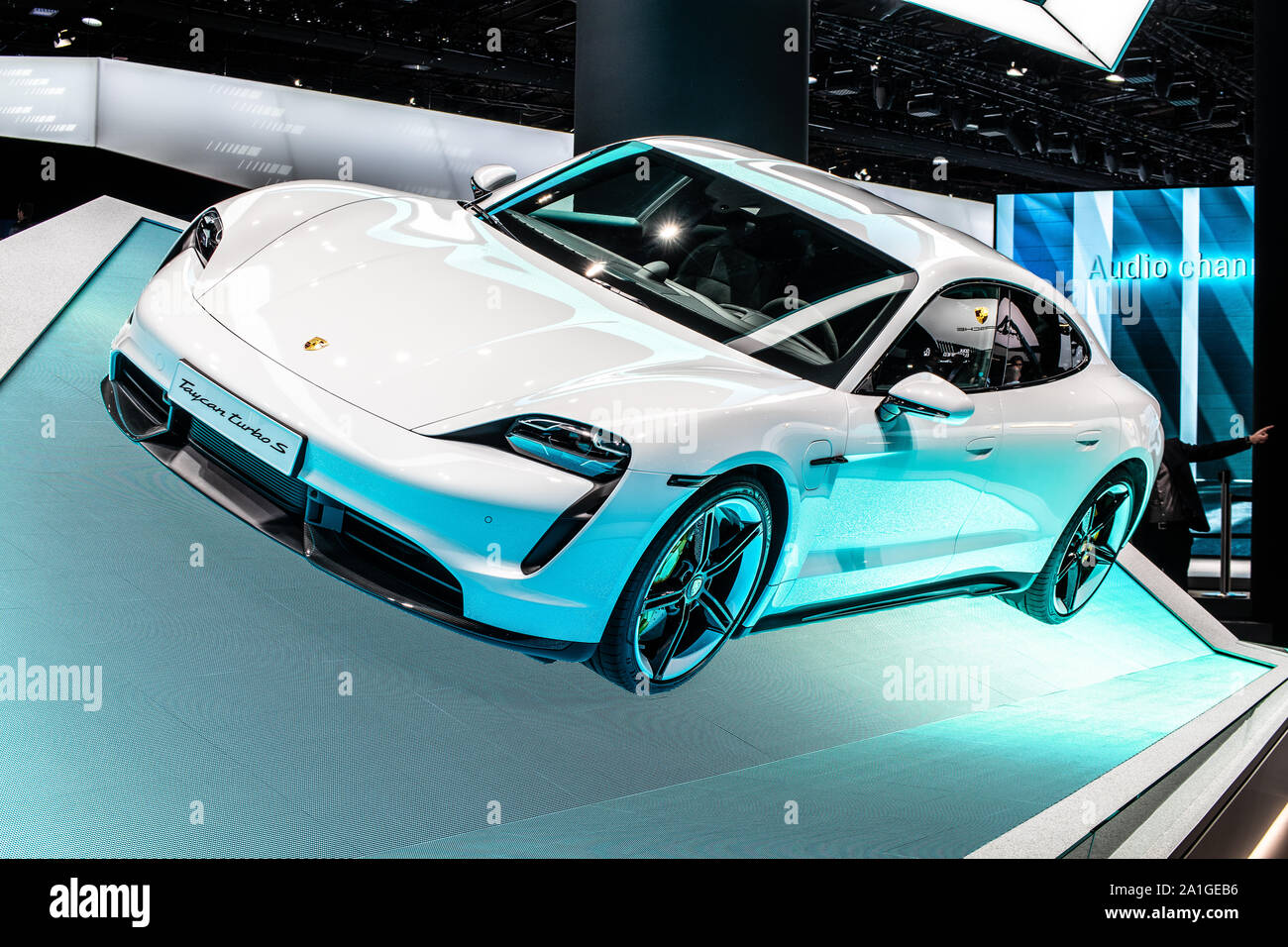 Frankfurt am Main, Deutschland, 19.09.2019: Alle neuen Porsche Taycan auf der IAA, Plattform J1, Modelljahr 2020, vollelektrische 4-türigen Coupé Sportwagen von Porsche Stockfoto