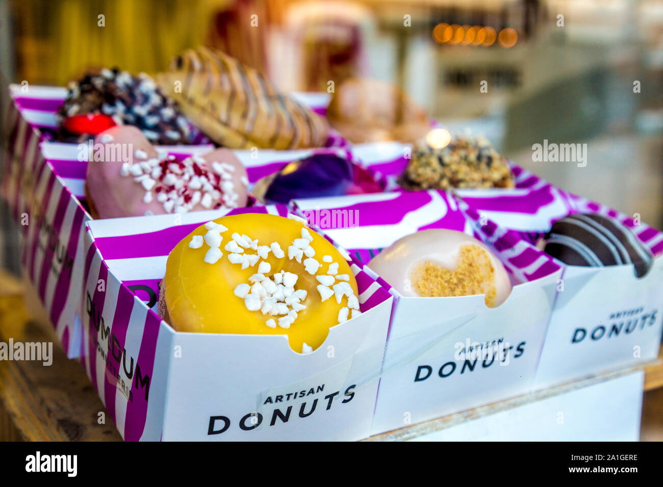 Bunte Donuts auf Dum Dum Donutterie Boxpark in Shoreditch, London, UK Stockfoto