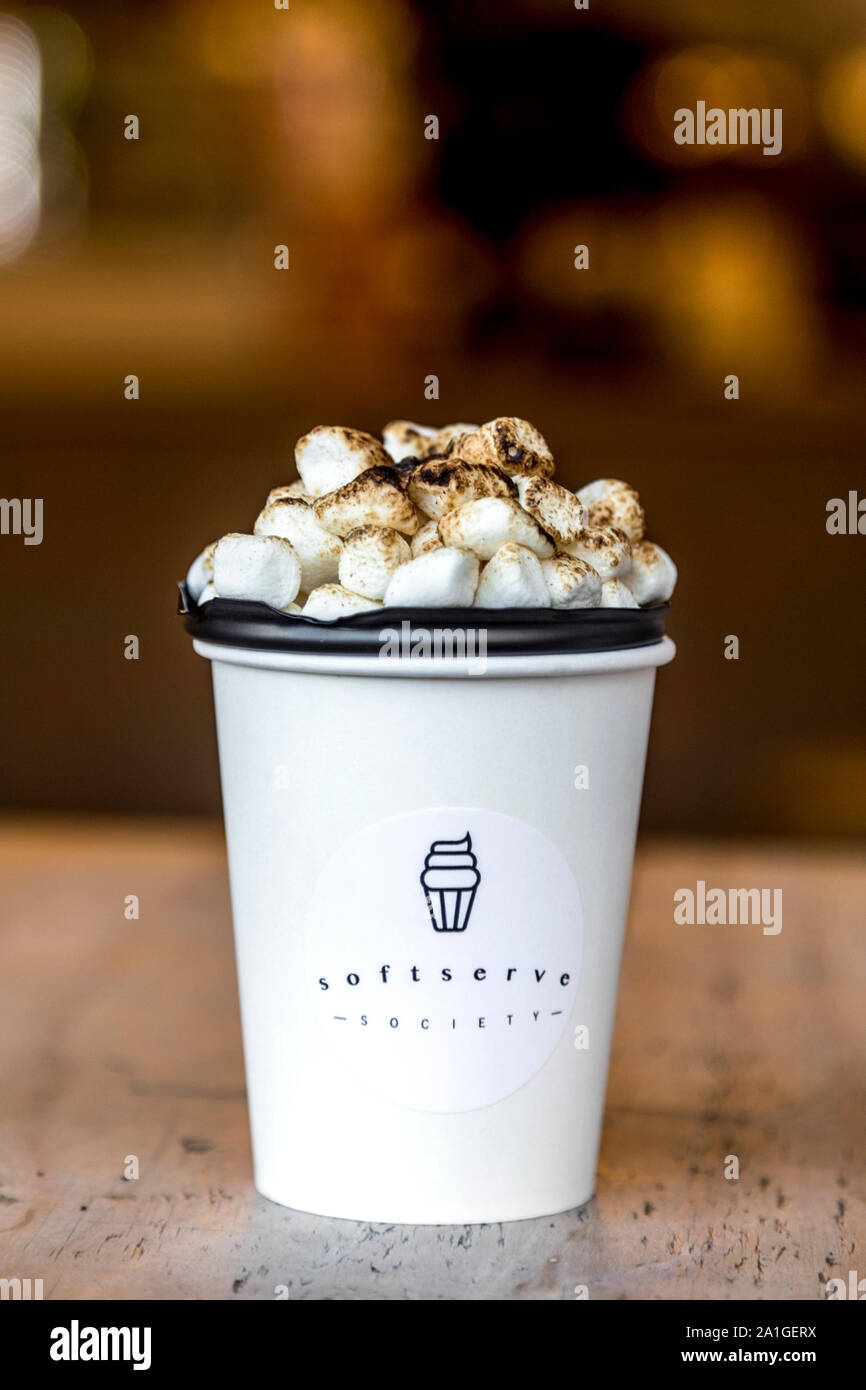 Geröstete marshmallow Kaffee an Weiche dienen Boxpark Gesellschaft, Shoreditch, London, UK Stockfoto
