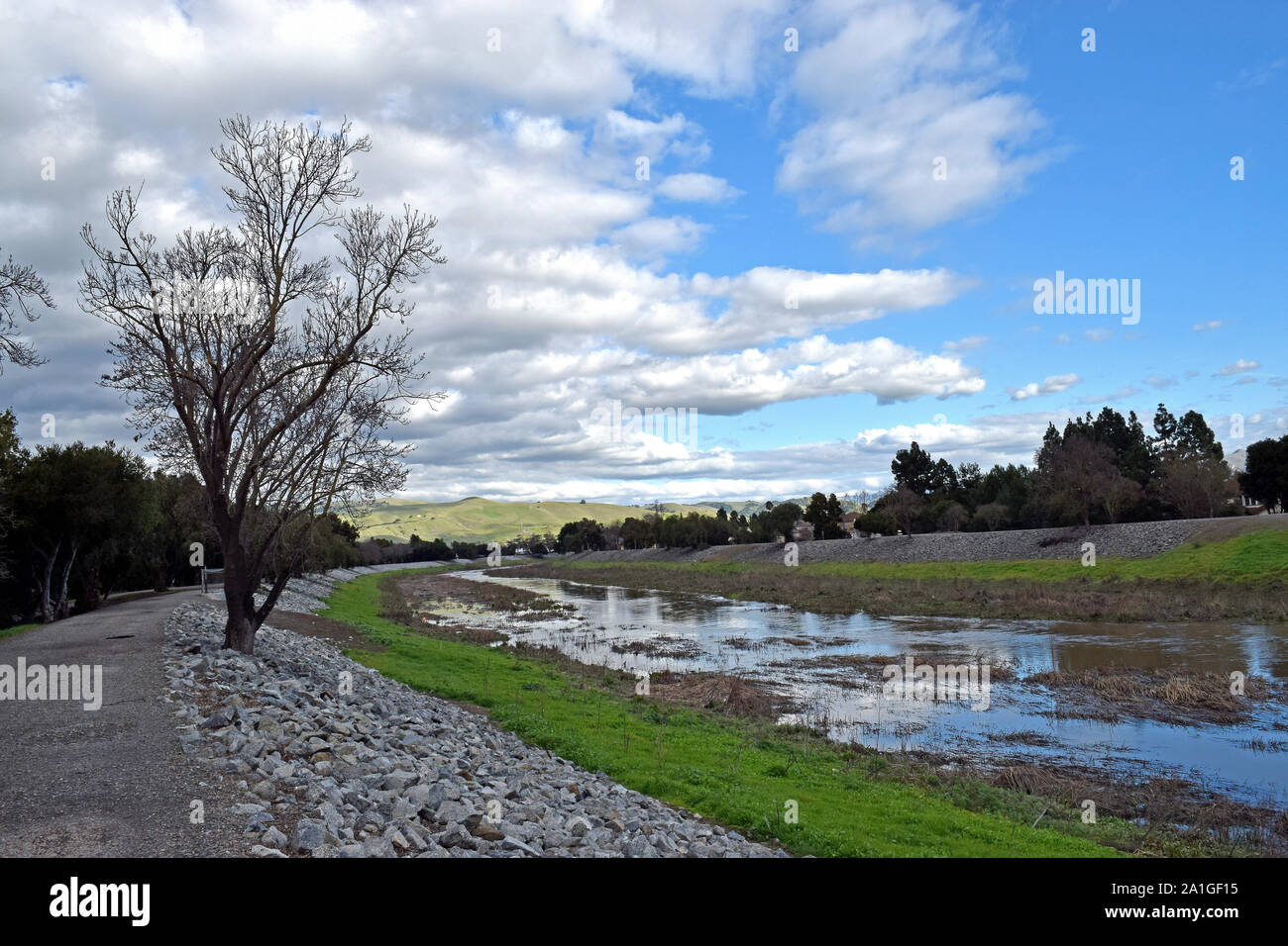 Alameda Creek Trail, Hochwasser, während der Regenzeit, Union City, Kalifornien Stockfoto