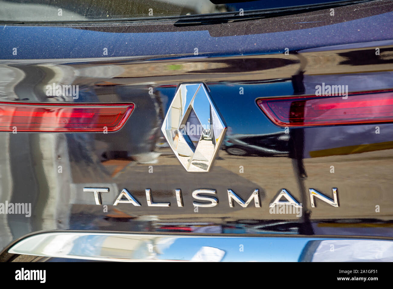 Bordeaux, Frankreich - Juni 2, 2019: Nahaufnahme von blauen Renault Talisman Logo hinten am Auto auf der Straße geparkt Stockfoto