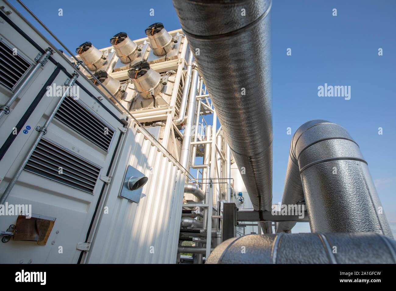 Die Schweizer Firma Climeworks laufen 30 DAC-Direct Air Capture-Ventilatoren auf dem Dach der Müll Verbrennungsanlage in Hinwil ausserhalb von Zürich. 2009 gegründet von Christoph Gebald und Jan Wurzbacher, hat das Unternehmen die modulare Carbon Capture Unit, von denen jeder in der Lage ist, saugen bis zu 135 Kilo CO2 aus der Luft täglich kommerzialisiert. Der Prozess wird Energie fordernd, und die Einheiten in Hilwil erhalten Sie die Leistung von der Verbrennungsanlage. Wiederum wird das CO2 in die benachbarten Gewächshäuser gepumpt, die Produktion von Tomaten und Gurken an accellerate. Stockfoto