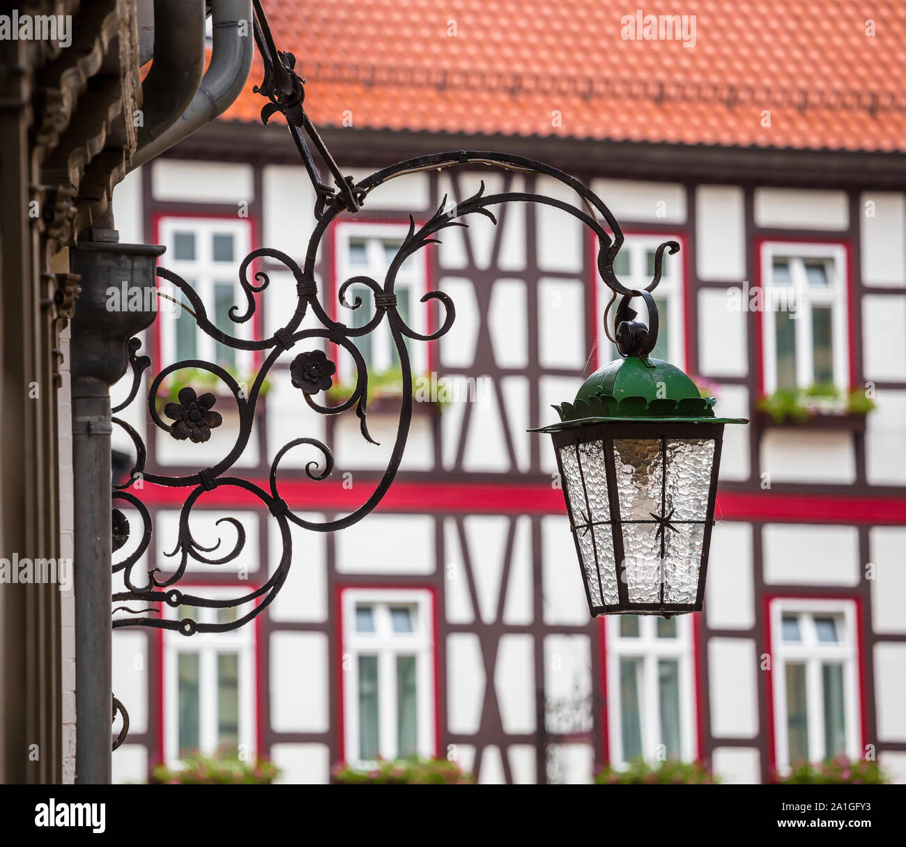 Straßenlaterne auf einer schönen dekorativen Halter vor dem Hintergrund der Fachwerkhäuser Stockfoto