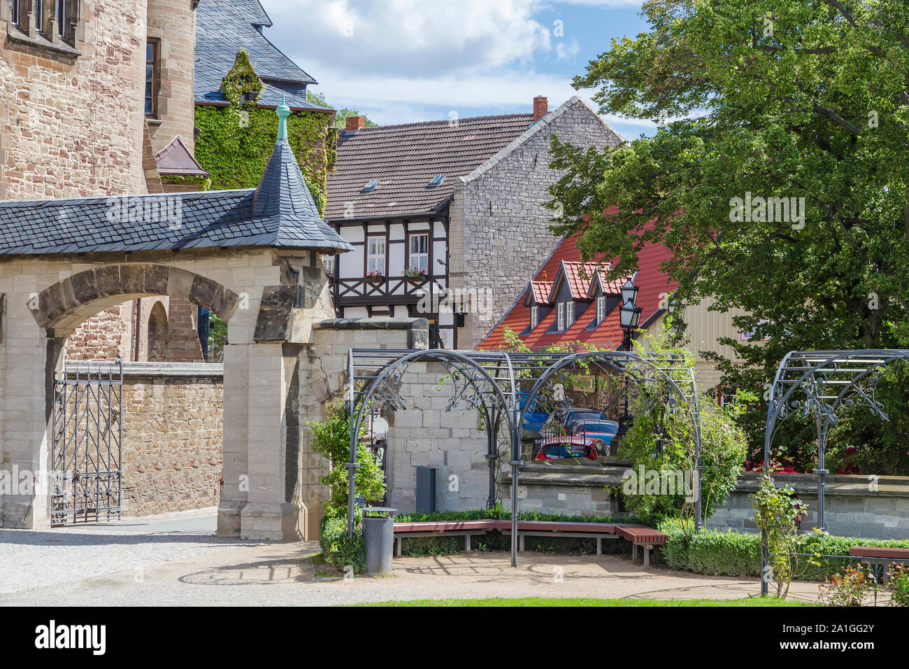 Der Hof mit einem Tor des Schlosses in Wernigerode und Fachwerkhäuser Stockfoto