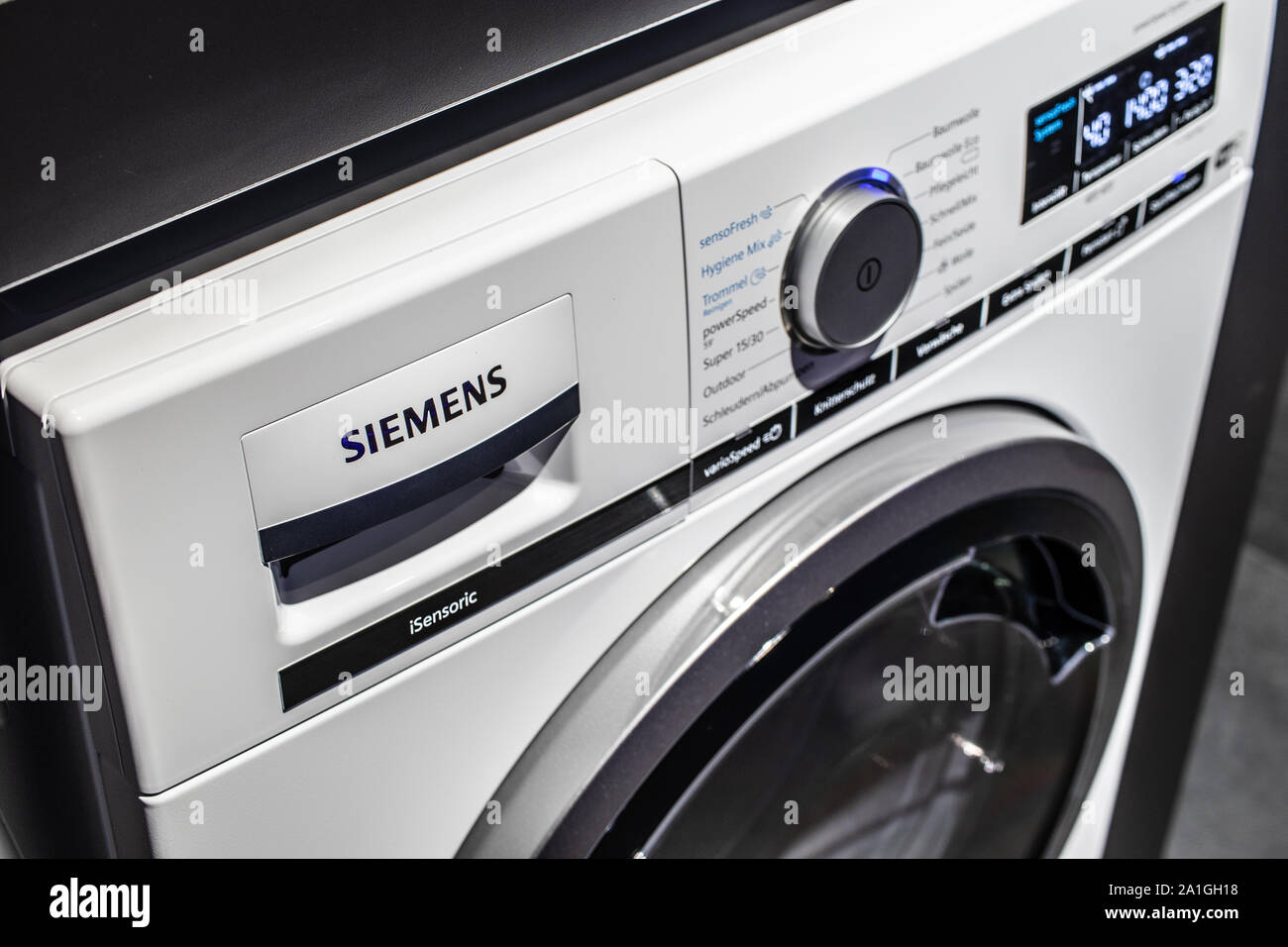 Berlin, Deutschland, 19.09.2019, Siemens Waschmaschine Wäschetrockner auf  Anzeige, Siemens Ausstellungspavillon Showroom, globale Innovationen zeigen  IFA 2019 Stockfotografie - Alamy