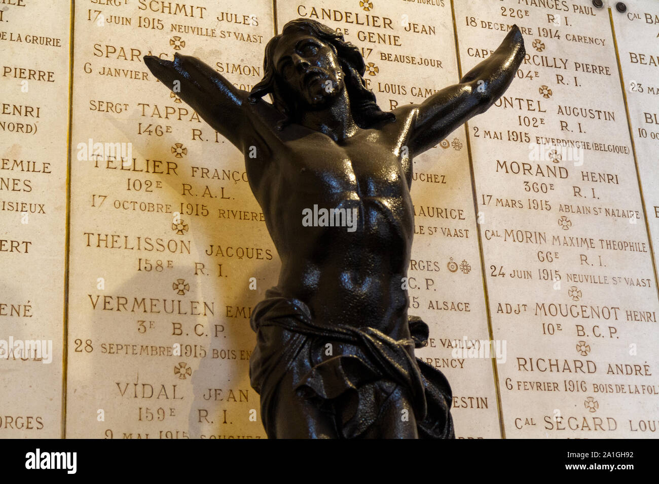 Plaketten mit den Namen der Soldaten im WK I. gebrochen Statue von Jesus vor Ihnen gefallen. Kirche von Notre-Dame-de-Lorette am Denkmal des Ersten Weltkrieges (1914-1918). Stockfoto