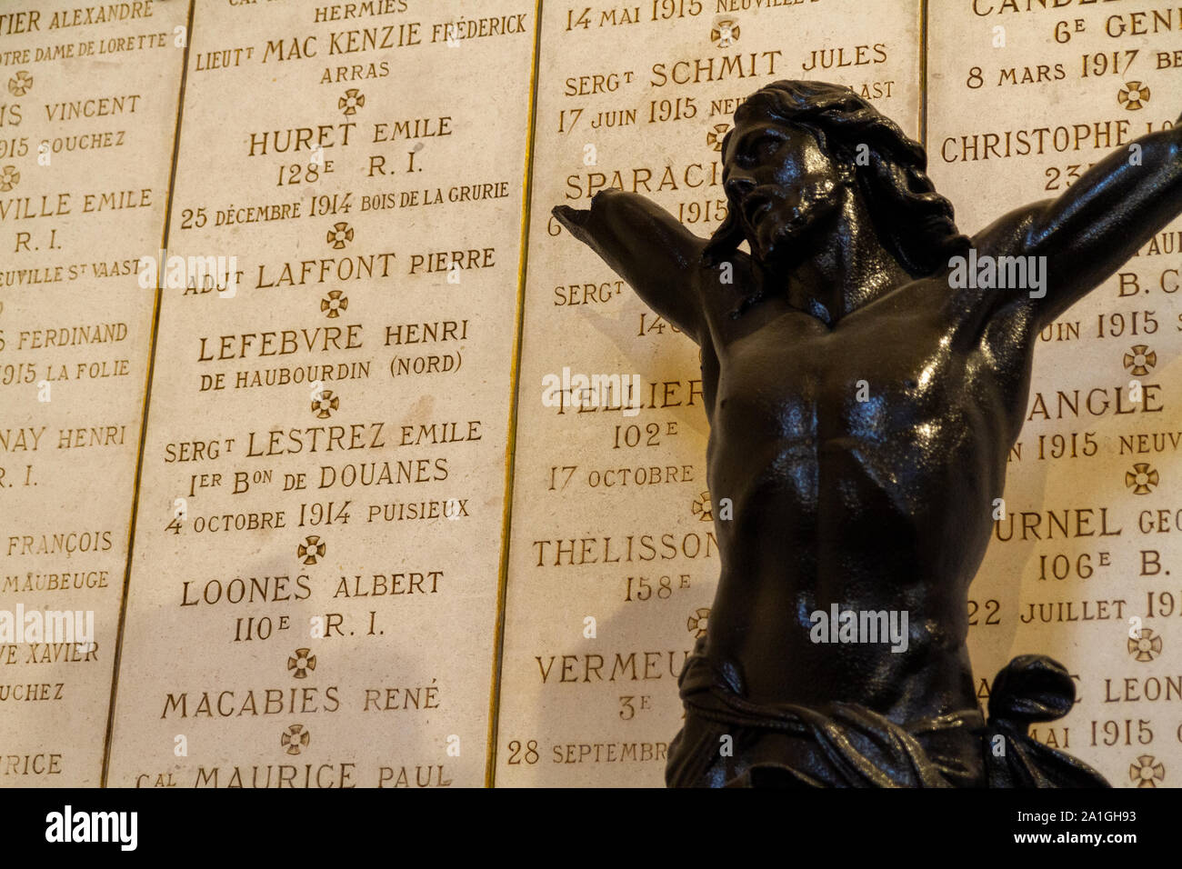 Plaketten mit den Namen der Soldaten im WK I. gebrochen Statue von Jesus vor Ihnen gefallen. Kirche von Notre-Dame-de-Lorette am Denkmal des Ersten Weltkrieges (1914-1918). Stockfoto