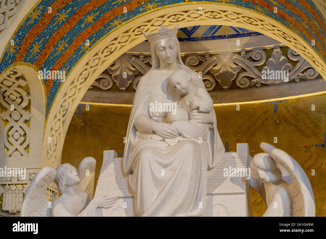 Statue der Jungfrau Maria mit dem Jesuskind in der Kirche von Notre-Dame-de-Lorette am Denkmal des WK I (1914-1918). Stockfoto