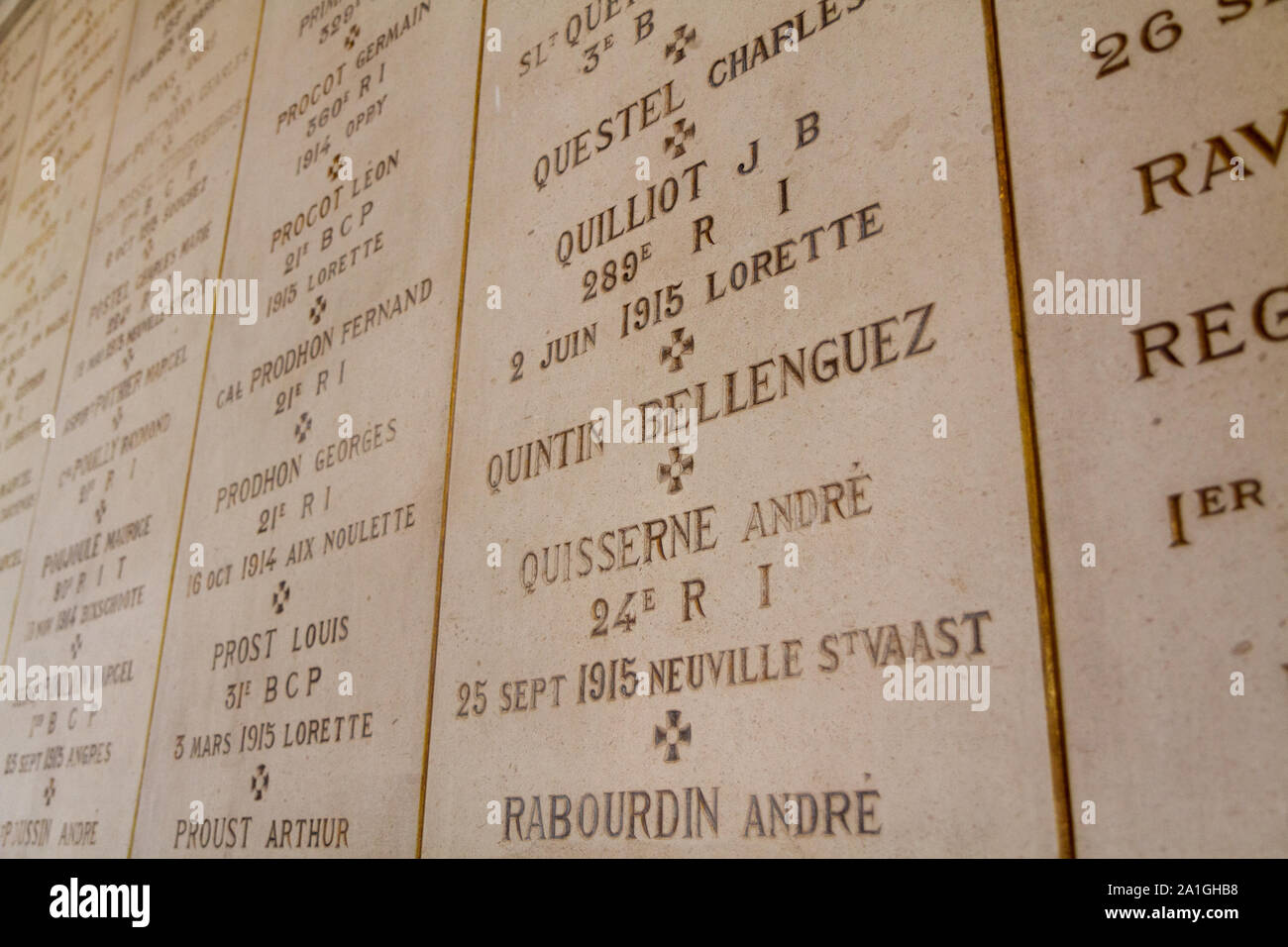 Namen der Soldaten im WK I. in der Kirche von Notre-Dame-de-Lorette Gefallen am Denkmal des WK I (1914-1918). Stockfoto