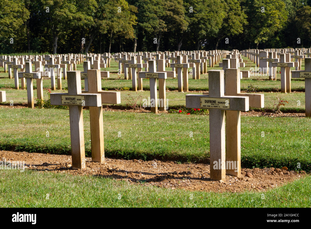 Gräber von Soldaten im Zweiten Weltkrieg gefallenen I. Nekropole von Notre-Dame-de-Lorette, Memorial der WK I (1914-1918). Stockfoto