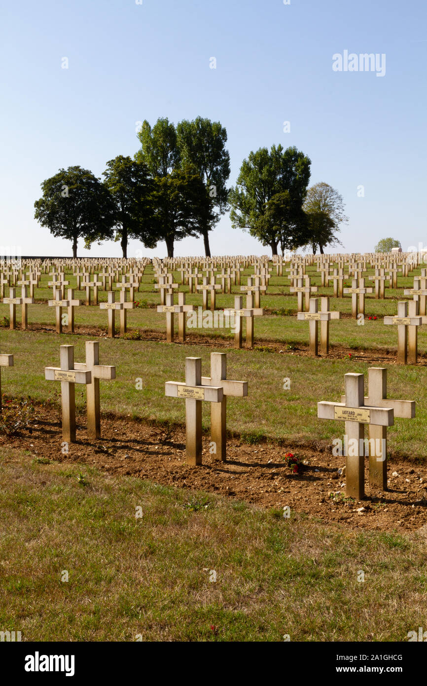 Gräber von Soldaten im Zweiten Weltkrieg gefallenen I. Nekropole von Notre-Dame-de-Lorette, Memorial der WK I (1914-1918). Stockfoto