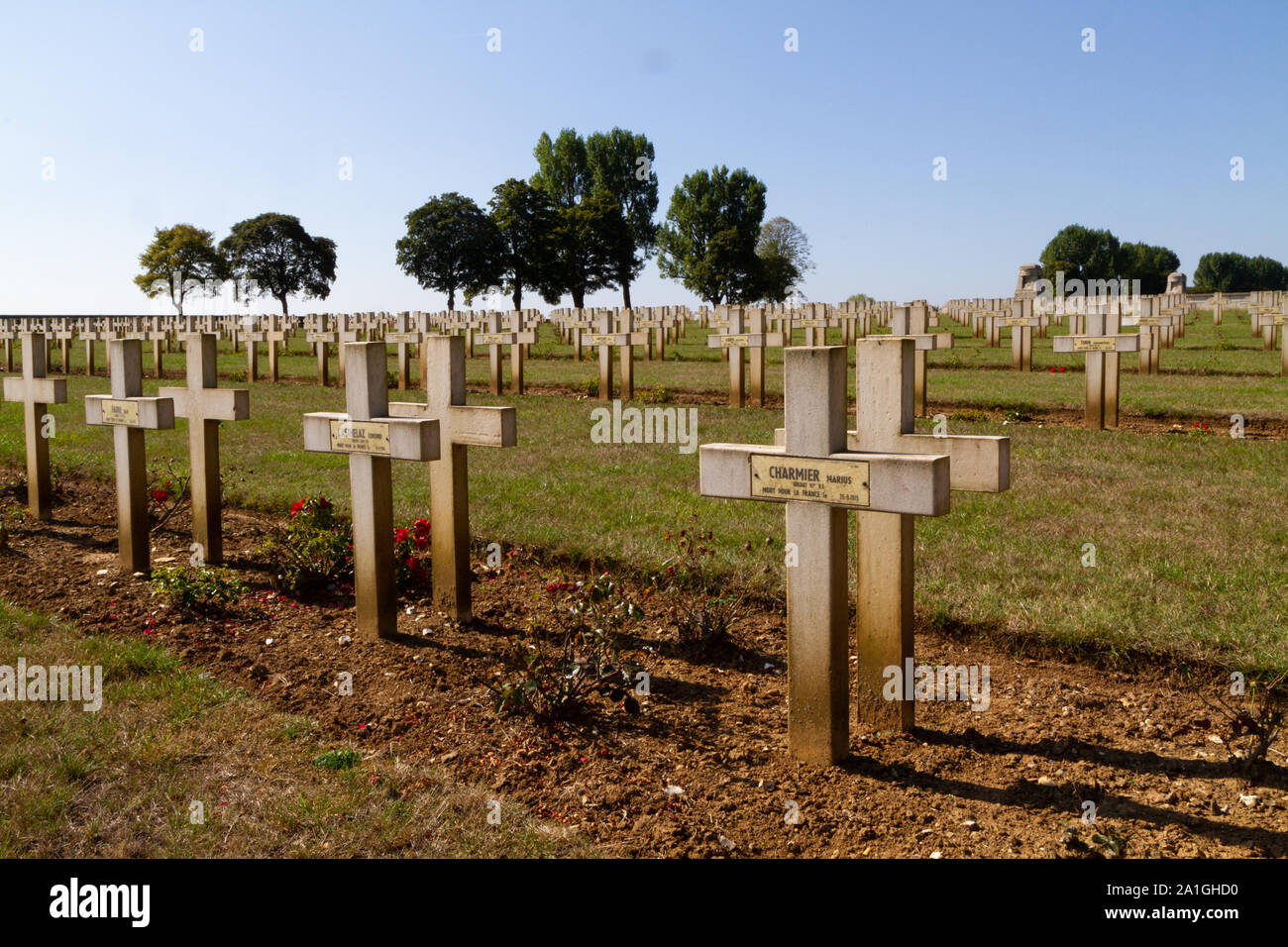 Gräber von Soldaten im Zweiten Weltkrieg gefallenen I. Nekropole von Notre-Dame-de-Lorette, Memorial der WK I (1914-1918). Stockfoto