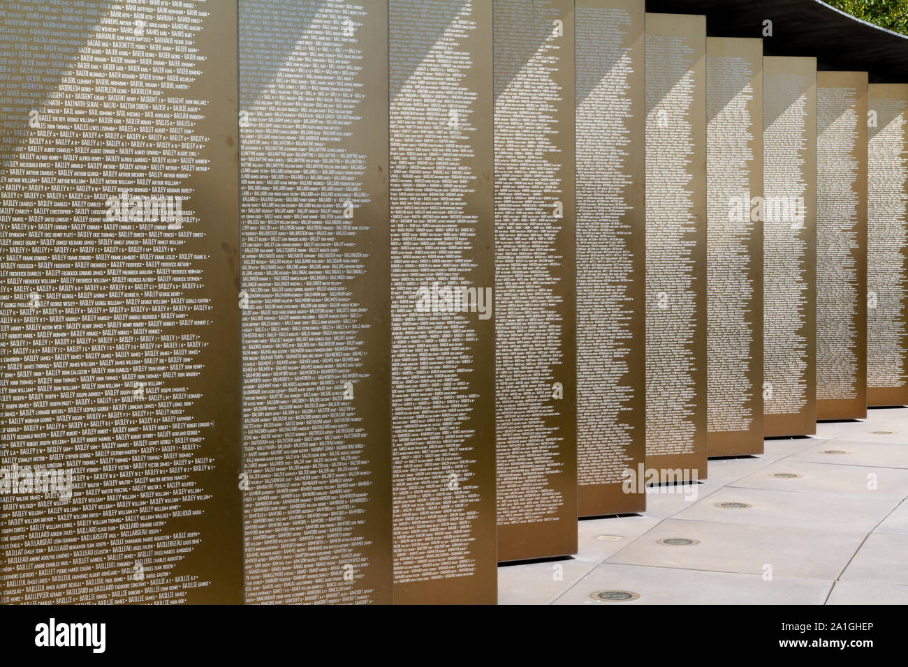 Ring der Erinnerung mit den Namen von über 580.000 gefallenen Soldaten im Norden Frankreichs in 1914-18. Nekropole von Notre-Dame-de-Lorette, Gedenkstätte für die Stockfoto