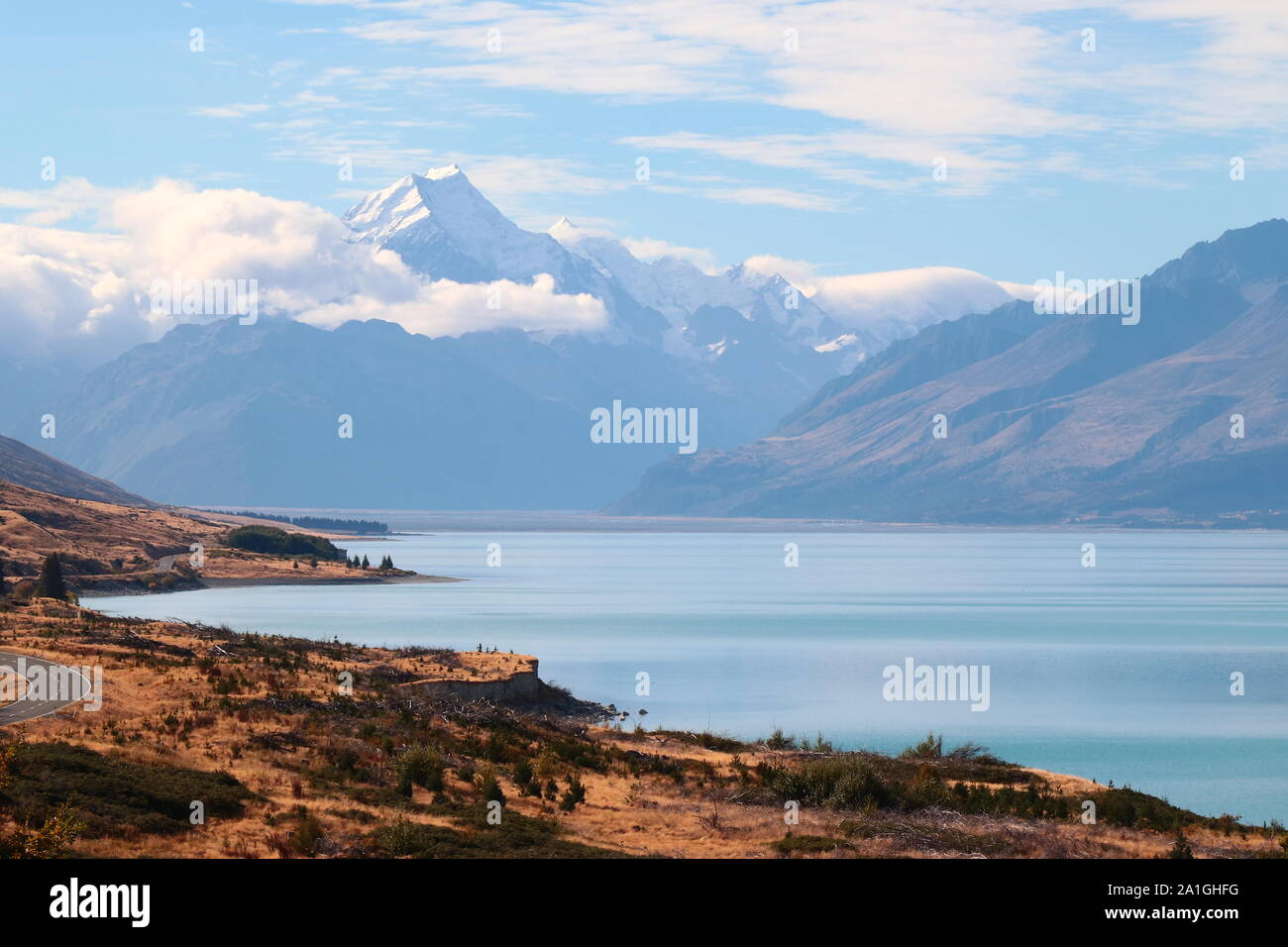 Schöne kurvenreiche Straße entlang des Lake Pukaki zum Mount Cook National Park, South Island, Neuseeland Stockfoto