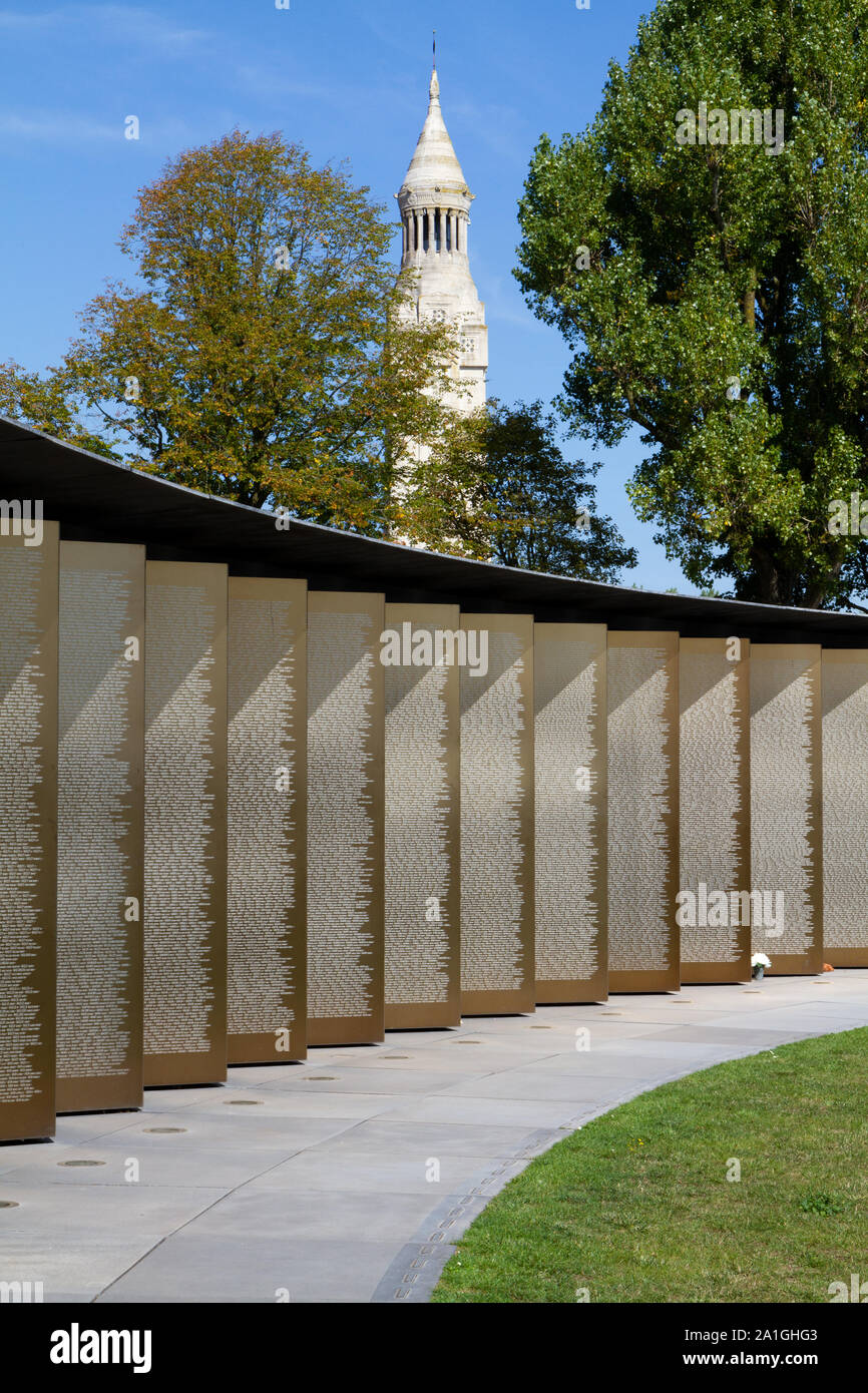 Ring der Erinnerung mit den Namen von über 580.000 gefallenen Soldaten im Norden Frankreichs in 1914-18. Nekropole von Notre-Dame-de-Lorette, Gedenkstätte für die Stockfoto