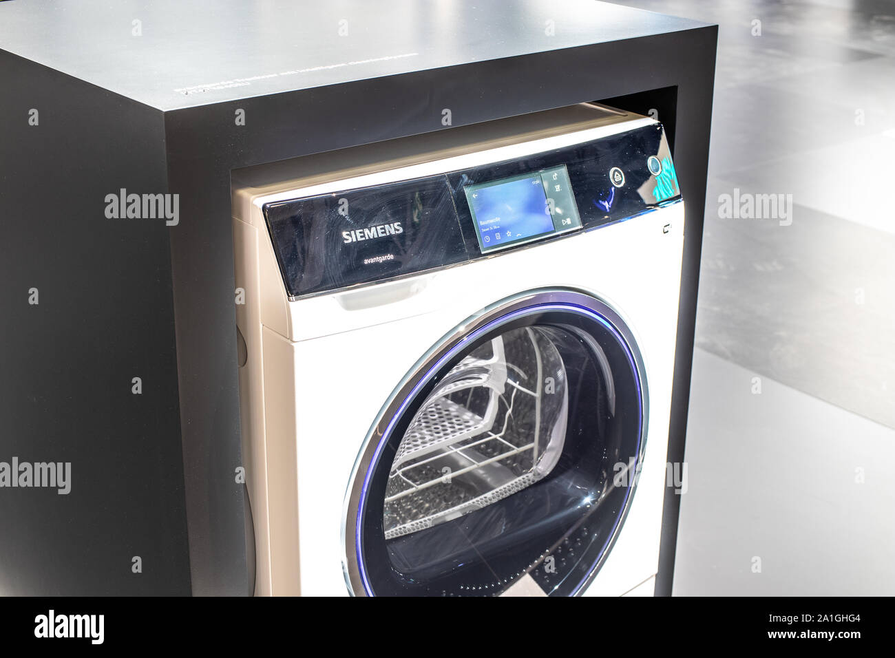 Berlin, Deutschland, 19.09.2019, Siemens Waschmaschine Wäschetrockner auf Anzeige, Siemens Ausstellungspavillon Showroom, globale Innovationen zeigen IFA 2019 Stockfoto