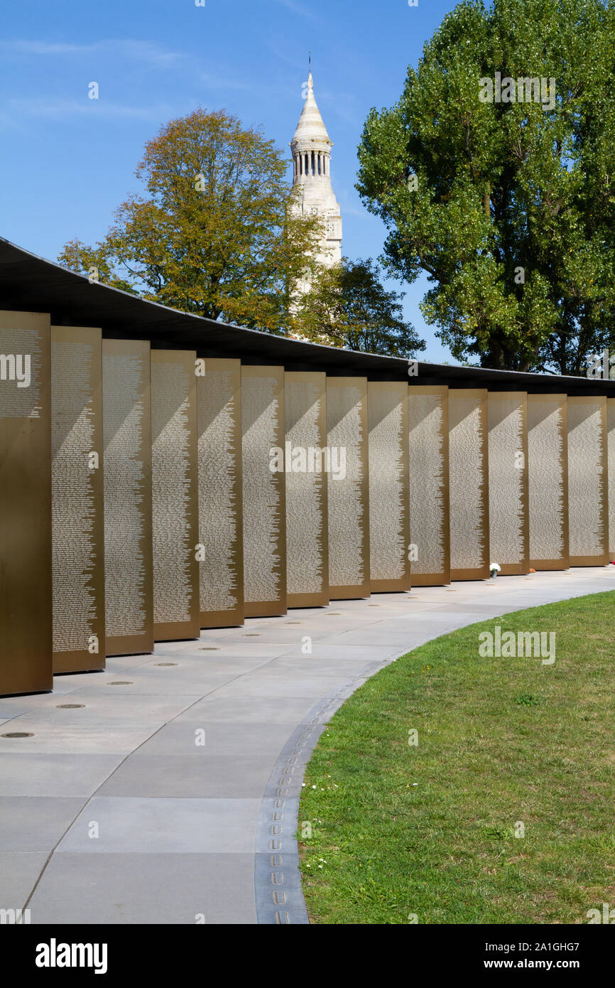 Ring der Erinnerung mit den Namen von über 580.000 gefallenen Soldaten im Norden Frankreichs in 1914-18. Nekropole von Notre-Dame-de-Lorette, Gedenkstätte für die Stockfoto