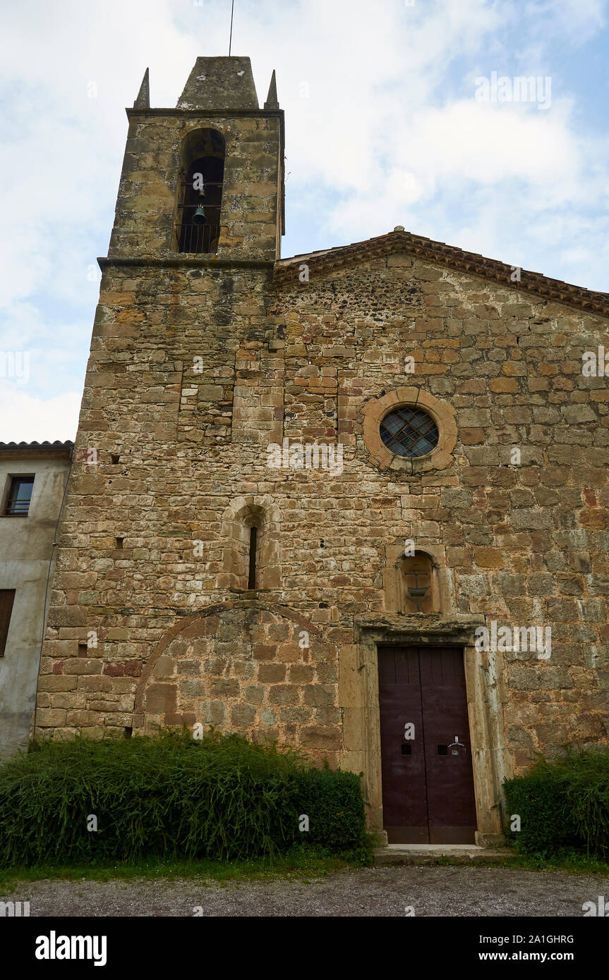 Fassade und Glockenturm von Sant Miquel de Sacot romanische Kirche in Garrotxa vulkanischen Zone Naturpark (Santa Pau, La Garrocha, Girona, Spanien) Stockfoto