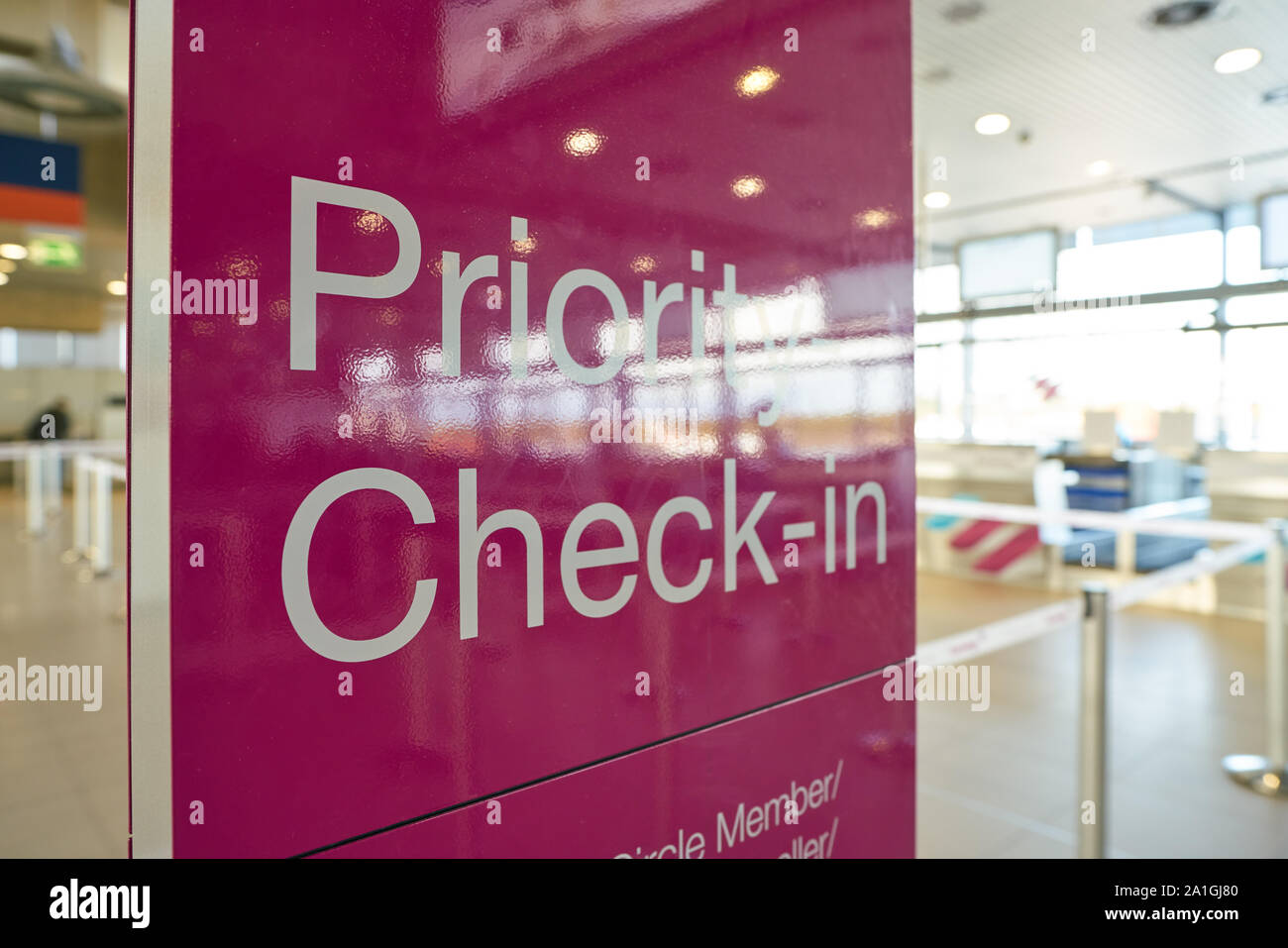 Köln, DEUTSCHLAND - ca. Oktober 2018: Nahaufnahme von Priority Check-in Zeichen in Köln Bonn Airport. Stockfoto