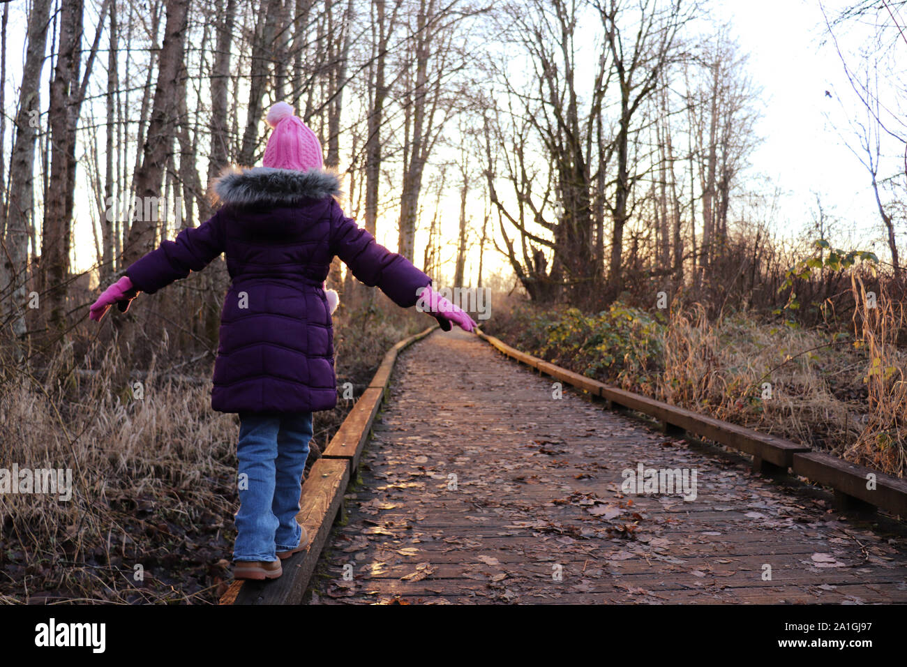 Kind für einen Spaziergang während der kalten Herbst Winter Wetter Stockfoto