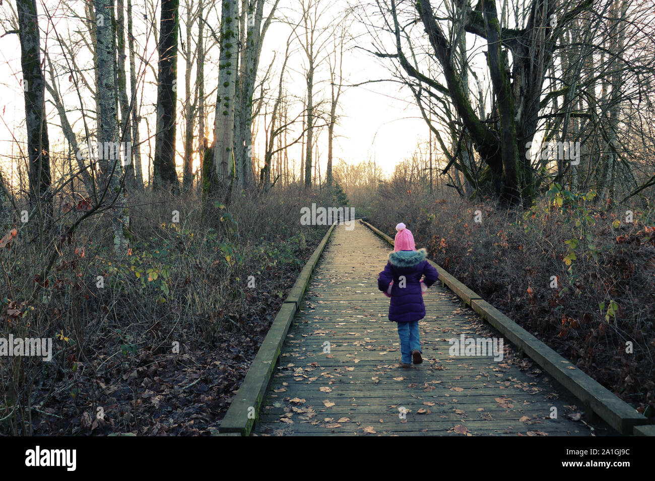 Kind für einen Spaziergang während der kalten Herbst Winter Wetter Stockfoto