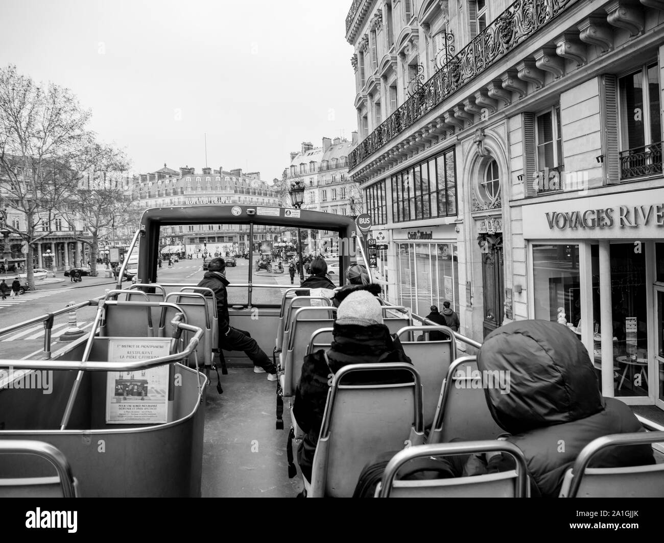 Paris, Frankreich - 20 Jan, 2019: Ansicht der Rückseite des Pa Pariser sightseeing tour bus mit Besucher Touristen bewundern die Straßen mit Autos und schöne Architektur Stockfoto