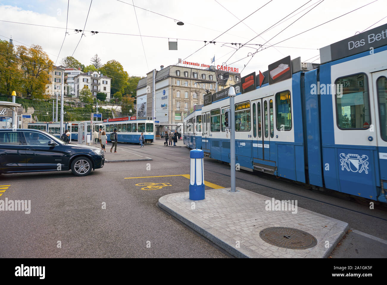 Zürich, Schweiz - ca. Oktober 2018: die Straßenbahn auf der Straße verfolgen in Zürich. Stockfoto
