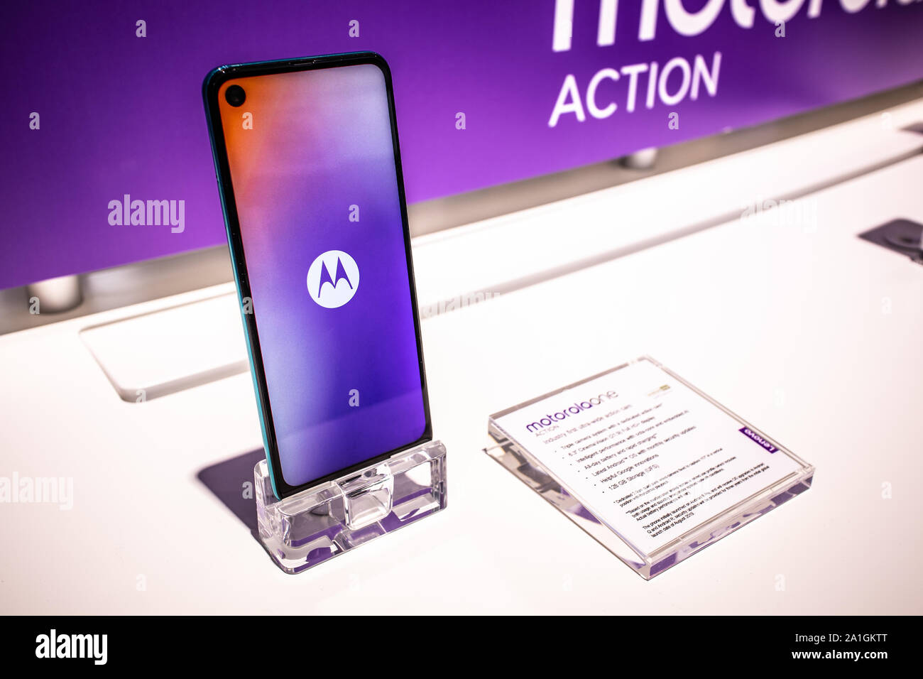 Berlin, Deutschland, Sep 2019 Motorola eine Vision Zoom Aktion Smartphone auf Anzeige, Motorola Ausstellungspavillon Showroom, globale Innovationen zeigen IFA Stockfoto