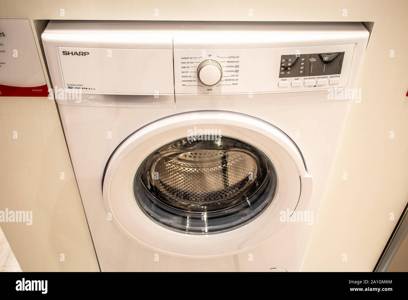 Berlin, September 2019, Sharp Waschmaschine und Trockner auf dem Display,  Sharp Ausstellungspavillon Showroom, Stand, Global Innovations Show IFA  Stockfotografie - Alamy