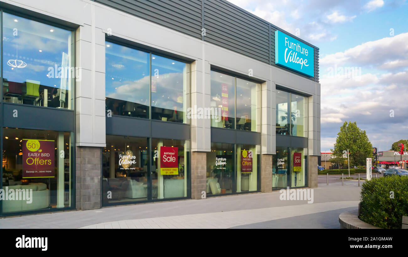 STEVENAGE, Großbritannien - September 26, 2019: Möbel Dorfladen Abstellgleis mit Logo in die Roaring Meg Retail Park in Stevenage Hertfordshire Stockfoto
