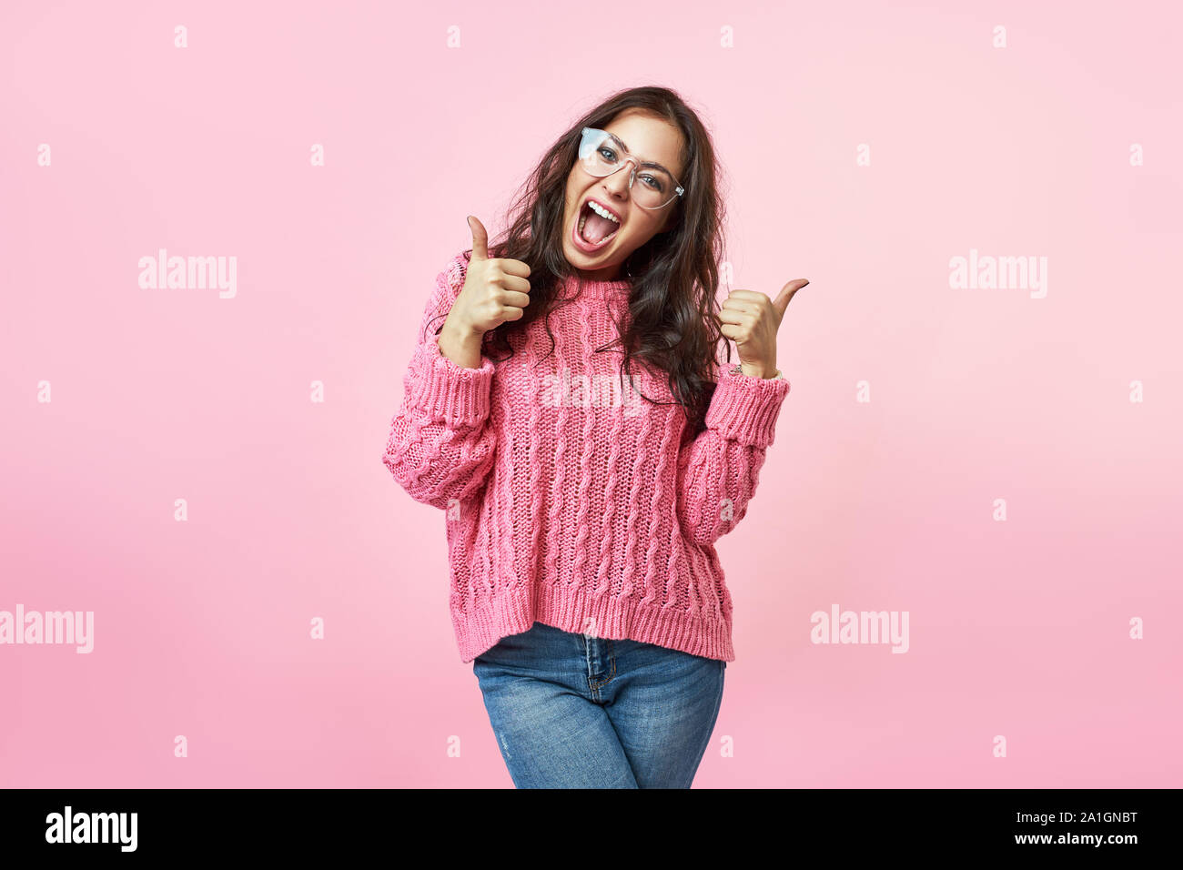Glücklich, aufgeregt, Frau, Lächeln, Daumen oben-Geste, schöne junge Frau Lächeln an Kamera suchen Stockfoto