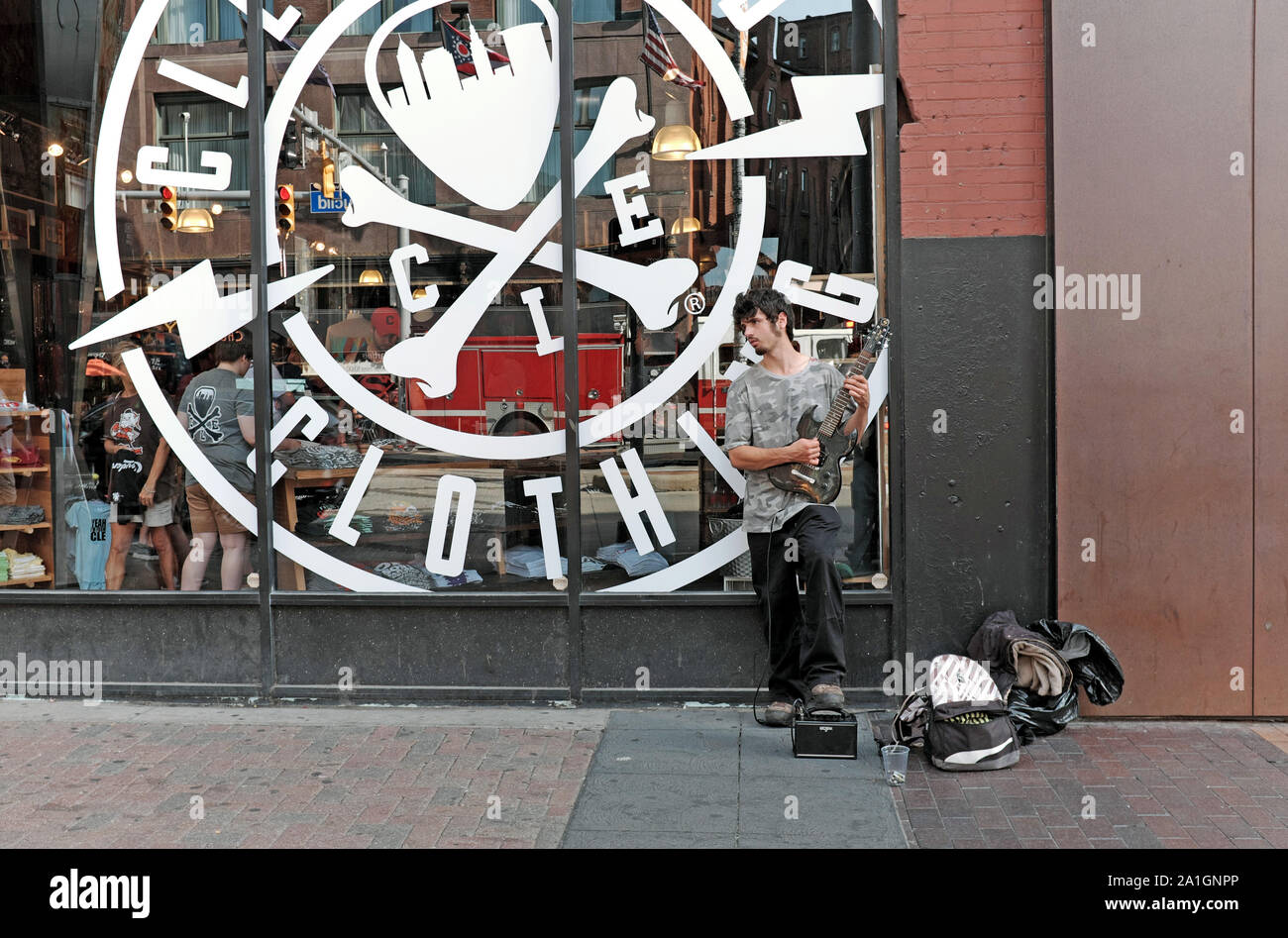 Ein Musiker steht an der Euclid Avenue Busking in der Innenstadt von Cleveland, Ohio, USA Stockfoto