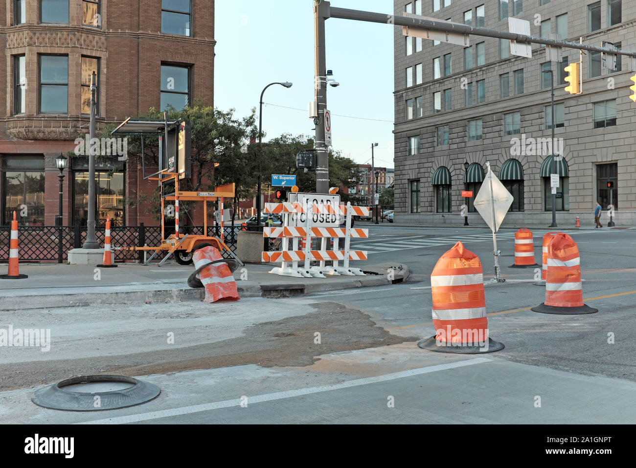 Straßenbau in West 9th und West Superior im Stadtzentrum von Cleveland, Ohio mit einem Schild mit geschlossenem Straßenschild, orangefarbenen Fässern und aufgerissenen Straßen. Stockfoto